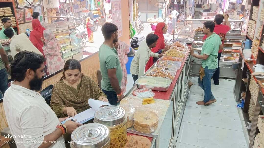 जावरा में खाद्य सुरक्षा विभाग की कार्यवाही, 100 किलो मावा जब्त
महावीर मावा भंडार से दो तथा राजस्थान स्वीट्स एंड नमकीन से कलाकंद एवं सेव नमकीन के नमूने लिए
खाद्य एवं औषधि प्रशासन रतलाम द्वारा खाद्य पदार्थों में मिलावट की रोकथाम के लिए जावरा में खाद्य प्रतिष्ठानों का निरीक्षण किया गया। खाद्य सुरक्षा अधिकारी ज्योति बघेल ने बताया कि महावीर मावा भंडार, खाचरौद नाका जावरा का निरीक्षण किया गया। मौके पर मावा में मिलावट की शंका के आधार पर मावा के दो नमूने जांच हेतु लिए गए तथा 100 किलोग्राम मावा, जिसकी अनुमानित कीमत 26 हजार रुपए है, जप्त किया गया।
इसी प्रकार राजस्थान स्वीट्स एंड नमकीन, कोठी बाजार जावरा से प्रोपराइटर श्री भवानी सिंह पिता गोवर्धन सिंह राजपुरोहित से कलाकंद एवं सेव नमकीन के नमूने मानक स्तर की जांच हेतु लिए गए। प्रतिष्ठान संचालक को खाद्य लाइसेंस प्रमुखता से प्रदर्शित करने तथा प्रतिष्ठान में साफ-सफाई बनाए रखने के निर्देश दिए गए।
दोनों प्रतिष्ठानों से लिए गए कुल चार खाद्य नमूने जांच हेतु राज्य खाद्य परीक्षण प्रयोगशाला, भोपाल भेजे गए हैं। जांच रिपोर्ट प्राप्त होने के पश्चात खाद्य सुरक्षा एवं मानक अधिनियम के प्रावधानों के तहत नियमानुसार वैधानिक कार्रवाई की जाएगी।
#JanSampark #ratlam