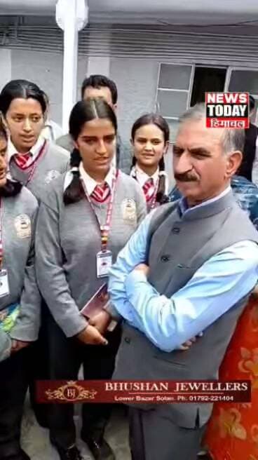 चौपाल देवत स्कूल के छात्र मुख्यमंत्री सुखविंद्र सिंह सुक्खू से मिले, क्या हुई बातचीत? सुनिए
चौपाल। चौपाल क्षेत्र के देवत स्कूल के विद्यार्थियों ने मुख्यमंत्री ठाकुर सुखविंद्र सिंह सुक्खू से मुलाकात कर शिक्षा और स्कूल से जुड़े विभिन्न मुद्दों पर बातचीत की। इस दौरान विद्यार्थियों ने मुख्यमंत्री के सामने अपनी बातें रखीं और उनसे कई सवाल भी किए।
मुख्यमंत्री ने विद्यार्थियों से बातचीत करते हुए उनकी पढ़ाई, स्कूल की व्यवस्थाओं और भविष्य की योजनाओं को लेकर जानकारी ली। विद्यार्थियों ने भी बेझिझक अपनी बात मुख्यमंत्री के सामने रखी।
मुख्यमंत्री ने बच्चों को मेहनत, अनुशासन और लगन के साथ पढ़ाई करने के लिए प्रेरित किया और कहा कि सरकारी स्कूलों के विद्यार्थियों को बेहतर शिक्षा और सुविधाएं उपलब्ध करवाने के लिए सरकार लगातार प्रयास कर रही है।
चौपाल के देवत स्कूल के विद्यार्थियों और मुख्यमंत्री के बीच हुई इस खास मुलाकात में आखिर क्या बातचीत हुई और बच्चों ने मुख्यमंत्री से क्या सवाल पूछे—सुनिए पूरी बातचीत।
न्यूज टुडे हिमाचल ब्यूरो