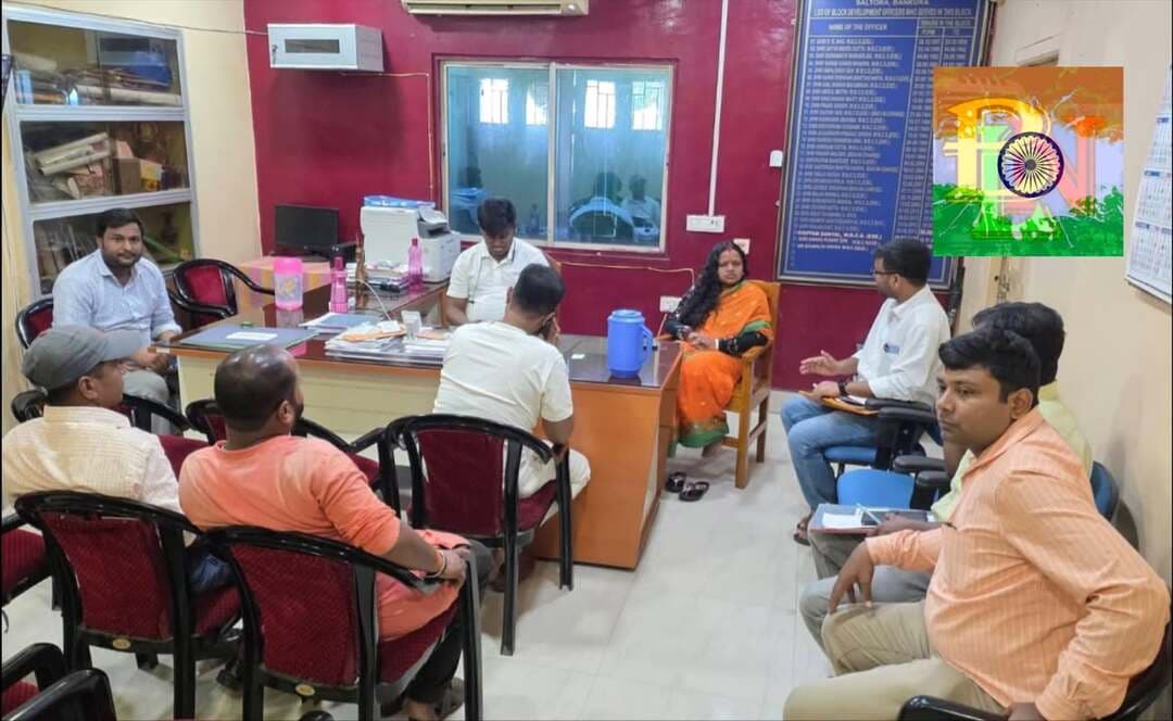 আজ শালতোড়া ব্লক অফিসে প্রধানমন্ত্রী ফসল বীমা যোজনা (PMFBY) নিয়ে একটি গুরুত্বপূর্ণ আলোচনা অনুষ্ঠিত হয়।
প্রাকৃতিক দুর্যোগ, অতিবৃষ্টি, খরা বা অন্যান্য কারণে ফসলের ক্ষতি হলে কৃষকদের আর্থিক সুরক্ষা ও ক্ষতিপূরণের সুযোগ করে দেওয়াই এই প্রকল্পের অন্যতম উদ্দেশ্য। কৃষকদের ফসলের ঝুঁকি কমিয়ে তাঁদের আয় ও ভবিষ্যৎকে আরও সুরক্ষিত করতে এই উদ্যোগ অত্যন্ত গুরুত্বপূর্ণ। উপস্থিত ছিলেন শালতোড়া বিধানসভার বিধায়ক(MLA) চন্দনা বাউরি, শালতোড়া ব্লকের সমষ্টি উন্নয়ন আধিকারিক (BDO)সৌমাল্য ঘোষ, শালতোড়া ব্লকের সহকারী কৃষি অধিকর্তা (ADA) মানজারুল শেক ,শালতোড়া মন্ডল ১এর বিশিষ্ট সমাজকর্মী অরুপ মন্ডল, শালতোড়া মন্ডল ২ এর বিশিষ্ট সমাজকর্মী রাহুল গাঙ্গুলি সহ অন্যান্যরা