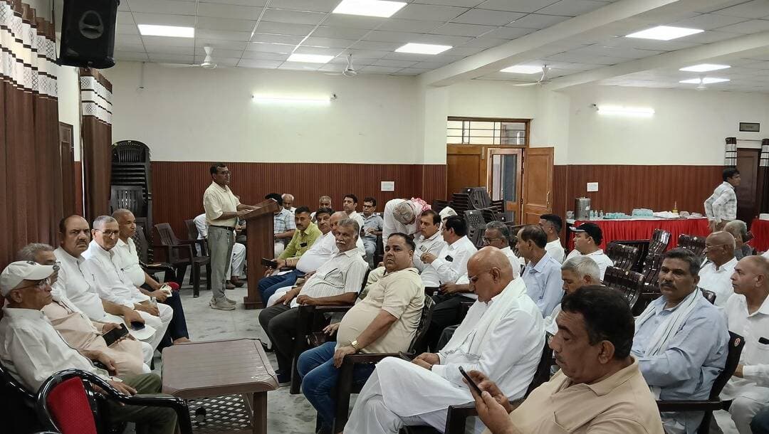 बाबैन अनाज मंडी प्रधान पद के चुनाव को लेकर आठ आढ़तियों ने नामांकन दाखिल
बवाना, 21 अगस्त। राकेश शर्मा
बाबैन किस रेस्ट हाउस में बाबैन अनाज मंडी के आगामी प्रधान पद के चुनाव को लेकर बैठक आयोजित की गई। बैठक में बाबैन अनाज मंडी के आढ़तियों ने भाग लिया। इस दौरान मंडी प्रधान के चुनाव को लेकर विचार-विमर्श किया गया।
चुनाव प्रक्रिया को निष्पक्ष एवं व्यवस्थित ढंग से संपन्न करवाने के लिए आढ़तियों की ओर से लाभ सिंह, कीमती लाल खुराना, बृजभूषण बंसल और उपदेश शर्मा को ऑब्जर्वर नियुक्त किया गया।
बैठक के दौरान मंडी प्रधान पद के लिए नामांकन पत्र दाखिल करने का समय दिया गया। इस दौरान आठ उम्मीदवारों ने अपना नामांकन पत्र दाखिल किया। नामांकन दाखिल करने वालों में विनोद सिंगला, अशोक सैनी, डिंपल सैनी, नरंजन सिंह, हरिकेश सैनी, संदीप कुमार, सुखश्याम और करमजीत सिंह शामिल हैं।
ऑब्जर्वर उपदेश शर्मा ने बताया कि 22 अगस्त, शनिवार को दोपहर 1 बजे से 3 बजे तक बाबैन किसान रेस्ट हाउस में नामांकन पत्र वापस लेने का समय निर्धारित किया गया है। इसके बाद जो नामांकन पत्र मैदान में रहेंगे, उनके आधार पर चुनाव की तारीख एवं समय निर्धारित किया जाएगा। साथ ही उम्मीदवारों को चुनाव चिन्ह आवंटित कर चुनाव करवाया जाएगा।
इस अवसर पर पूर्व मंडी प्रधान जगदीश ढींगरा, पूर्व मंडी प्रधान लाभ सिंह, सरपंच कीमती लाल खुराना, उपदेश शर्मा, कौशल सैनी, राजेश छलोदी, विनोद सिंगला, महेश गुप्ता, कृष्ण गोयल, सुखश्याम, लाल सिंह, बब्बू भगवानपुर, निरंजन सिंह, सुरेश सैनी, जितेंद्र गर्ग, संजीव सिंगला, गोल्डी, सतबीर रामपुरा, डिंपल सैनी, कृष्ण सैनी, मनोज धवन, सुरेश शर्मा, करमजीत सिंह सहित अन्य आढ़ती मौजूद रहे।