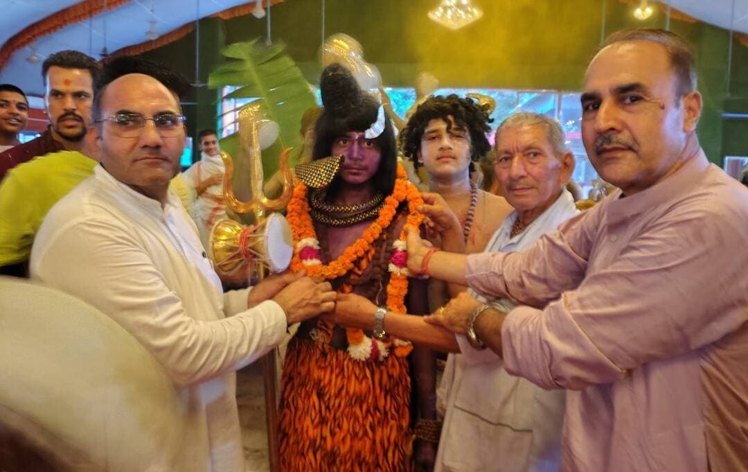भगवान शिव संग माता पार्वती के विवाह की ख़ुशी में जमकर झूमे श्रद्धालु
-अखंड गीता पीठ शाश्वत सेवाश्रम में आयोजित शिव महापुराण कथा के दौरान सुनाया दिव्य विवाह प्रसंग
कुरुक्षेत्र, 21 अगस्त : सैक्टर-8 स्थित अखंड गीता पीठ शाश्वत सेवाश्रम में आयोजित एकादश अतिरूद्र महायज्ञ के अन्तर्गत आयोजित शिव महापुराण कथा के दौरान कथा-व्यास महामंडलेश्वर स्वामी शाश्वतानंद गिरि महाराज ने भगवान शिव संग माता पार्वती के दिव्य विवाह का प्रसंग सुनाया। कथा के मंच पर शिव विवाह प्रसंग को दर्शाती भव्य झांकीयां दिखाई गई। इससे पहले प्रातःकाल यजमानों ने 251 शिवलिंगों का रुद्राभिषेक किया। कथा व्यास महामंडलेश्वर स्वामी शाश्वतानंद गिरि महाराज ने शिव विवाह प्रसंग सुनाते हुए कहा कि भगवान शिव और माता पार्वती का विवाह हिन्दू पौराणिक कथाओं में अत्यंत महत्वपूर्ण प्रसंग है। सती के वियोग के बाद भगवान शिव गहन तपस्या में लीन हो गए थे। माता सती ने पर्वतराज हिमालय के यहाँ पार्वती के रूप में पुनर्जन्म लिया और शिव को पाने के लिए कठोर तपस्या की, जिससे प्रसन्न होकर शिवजी ने उनसे विवाह करना स्वीकार किया। भगवान शिव की बारात में भूत, प्रेत, पिशाच, अघोरी, जीव-जंतु और शिवगण शामिल हुए। शिवजी स्वयं अंगों पर भस्म लपेटे, गले में सर्पों की माला पहने और अष्टमूर्तिक रूप में नंदी पर सवार होकर विवाह के लिए निकले। शिवजी के इस भयंकर और अद्भुत स्वरूप को देखकर पार्वती जी की माता मैना भयभीत हो गईं और मूर्छित होकर गिर पड़ीं।माता पार्वती के अनुरोध पर भगवान शिव ने अपना भयंकर रूप बदला और एक अत्यंत मनमोहक एवं दिव्य 'सुंदरमूर्ति' रूप धारण किया।हिमालय के प्रांगण में देवताओं, ऋषियों और ब्रह्मदेव की उपस्थिति में वैदिक मंत्रोच्चार के साथ शिव-पार्वती का विवाह संपन्न हुआ। यह प्रसंग शिव (चेतना) और शक्ति (ऊर्जा) के शाश्वत मिलन और ब्रह्मांडीय संतुलन का प्रतीक माना जाता है।