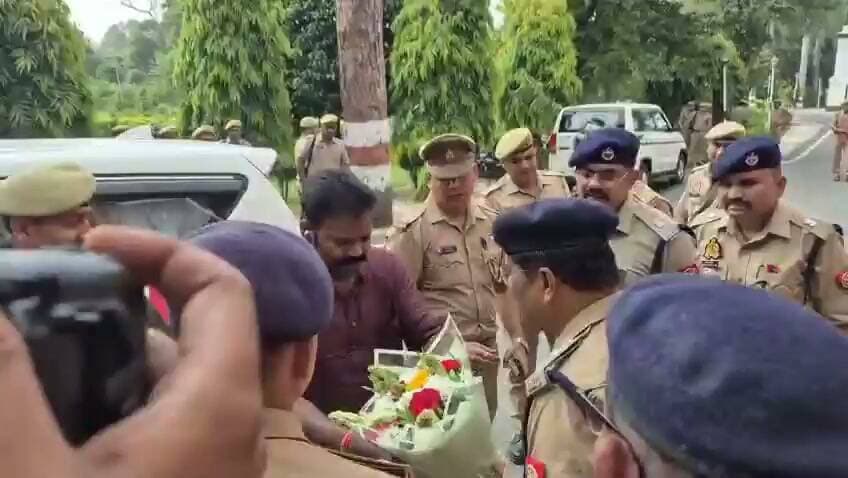 मेरठ- नए एसएसपी बीबीजीटीएस मूर्ति ने मेरठ पहुंचकर कार्यभार ग्रहण कर लिया, नवनियुक्त एसएसपी पारंपरिक भारतीय वेशभूषा कुर्ता-धोती पहनकर कार्यभार ग्रहण करने पहुंचे