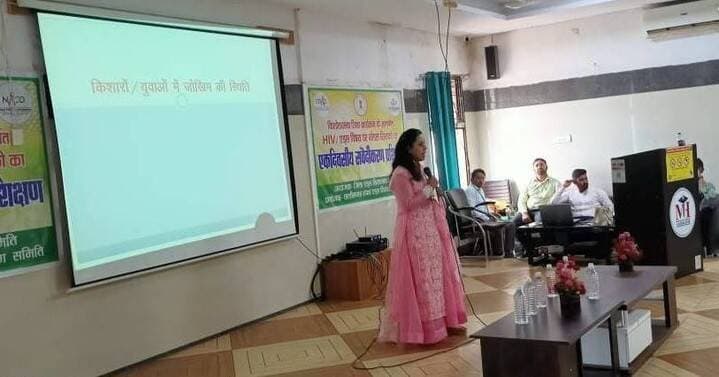 सही जानकारी, संवेदनशील सोच।
जगदलपुर में नोडल शिक्षकों को HIV-AIDS पर वैज्ञानिक जानकारी, बचाव, जांच, उपचार और कानूनी प्रावधानों का प्रशिक्षण दिया गया।
उद्देश्य. विद्यार्थियों को सही मार्गदर्शन और समाज से भ्रांतियों व भेदभाव का अंत।
#HIVAwareness #Bastar