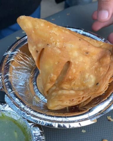 Have you Ever tried Noodles Samosa?
Do follow @bhukkad_prayagi тЭдя╕П
Tap follow button and help me to reach 5k followers!!!
ЁЯУМ Samosa Gupta,Katra, Prayagraj
Price -15rs
#samosa #foodie #food #indianfood #foodporn #foodphotography #foodblogger #foodstagram #instafood #streetfood #yummy #homemade #kachori #panipuri #foodlover #jalebi #bhfyp #rasmalai #snacks #samosalover #gulabjamun #rasgulla #delicious #samosas #golgappa #ladoo #springrolls #chaat #indianstreetfood #makananindia