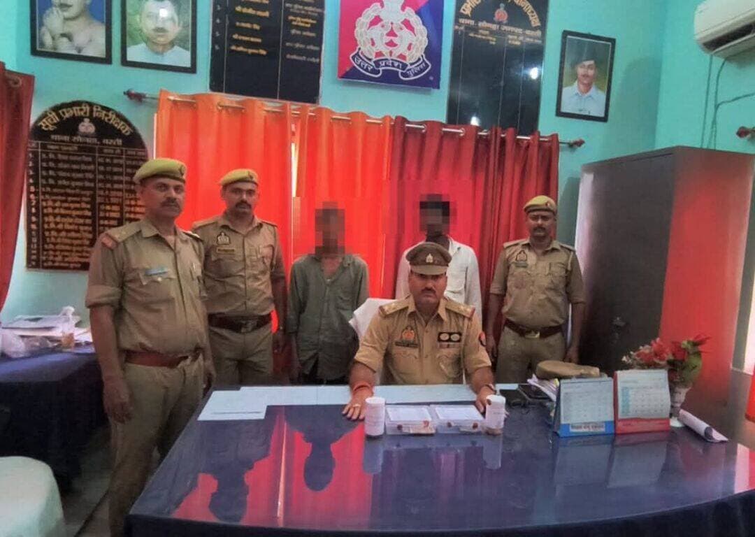 तांत्रिक विद्या के नाम पर डराकर जेवर हड़पने वाले दो आरोपी गिरफ्तार
थानाध्यक्ष महेश सिंह के नेतृत्व में पुलिस टीम ने की कार्रवाई, सोना-चांदी और नकदी बरामद
बस्ती। जिले में तांत्रिक विद्या और पूजा-पाठ की आड़ में लोगों को डरा-धमकाकर उनके सोने-चांदी के आभूषण हड़पने वाले एक गिरोह का पुलिस ने पर्दाफाश करते हुए दो आरोपियों को गिरफ्तार किया है। सोनहा पुलिस ने आरोपियों के कब्जे से एक सोने की चेन, एक सोने का मंगलसूत्र, एक चांदी का ब्रेसलेट और चार हजार रुपये नकद बरामद किए हैं। थानाध्यक्ष सोनहा महेश सिंह के नेतृत्व में गठित पुलिस टीम ने शुक्रवार सुबह करीब नौ बजे ग्राम भानपुर शंकरपुर मोड़ तिराहा उकड़ा के पास मुखबिर की सूचना पर छापेमारी करते हुए आरोपियों को धर दबोचा। गिरफ्तार आरोपियों की पहचान गोंडा जनपद के थाना खोड़ारे क्षेत्र निवासी प्रेम कुमार उर्फ फोलई पुत्र माधोराम, ग्राम टेगनहवा, तथा प्रदीप अग्रहरी पुत्र स्व. रामचंदर, ग्राम टेगनहवा पश्चिम के रूप में हुई है।
पुलिस के अनुसार, 20 अगस्त को सोनहा थाने में एक महिला ने प्रार्थना पत्र देकर बताया था कि उसका बेटा राधेश्याम अक्सर बीमार रहता था। इसी दौरान उसके रिश्तेदार मोहित ने एक तांत्रिक से इलाज कराने की सलाह दी। महिला अपने बेटे को लेकर आरोपी प्रेम कुमार के पास पहुंची, जहां तांत्रिक ने पूजा-पाठ और झाड़-फूंक के बाद यह कहकर उसे भयभीत कर दिया कि उसके घर पर भूत-प्रेत का साया है।
इसके बाद 15 जून को आरोपी अपने एक साथी के साथ महिला के घर पहुंचा और वहां पूजा-पाठ शुरू कर दिया। पूजा के बहाने आरोपियों ने महिला से उसके बेटे के सोने-चांदी के जेवर और मंगलसूत्र मंदिर में चढ़ाने की बात कहकर मांग लिए। महिला के इनकार करने पर आरोपियों ने उसके बेटे की मृत्यु हो जाने की धमकी दी, जिससे डरकर महिला ने सोने की चेन, मंगलसूत्र और चांदी का ब्रेसलेट उन्हें सौंप दिया।आभूषण लेने के बाद दोनों आरोपी वहां से चले गए और दोबारा नहीं लौटे। महिला द्वारा बार-बार सामान वापस मांगे जाने पर आरोपियों ने कथित तौर पर तीन लाख रुपये की मांग रख दी और रुपये न देने पर दोबारा तंत्र-मंत्र करवाकर नुकसान पहुंचाने की धमकी दी। परेशान महिला ने अंततः सोनहा थाने में तहरीर देकर पूरे मामले की जानकारी दी, जिसके आधार पर पुलिस ने मुकदमा दर्ज कर जांच शुरू की और जल्द ही दोनों आरोपियों को गिरफ्तार करने में सफलता हासिल की।
जांच में सामने आया है कि प्रेम कुमार उर्फ फोलई के खिलाफ सोनहा थाने के अलावा पुरानी बस्ती और डुमरियागंज थानों में भी आपराधिक मामले दर्ज हैं। वहीं प्रदीप अग्रहरी के खिलाफ भी सोनहा और पुरानी बस्ती थाने में मुकदमे दर्ज बताए जा रहे हैं। पुलिस ने दोनों आरोपियों को शुक्रवार को न्यायालय के समक्ष पेश कर जेल भेज दिया।
गिरफ्तारी की इस कार्रवाई में थानाध्यक्ष महेश सिंह के अलावा उपनिरीक्षक इन्द्रजीत तिवारी, उपनिरीक्षक जय प्रकाश तिवारी तथा कांस्टेबल मनोज कुमार यादव व देवानन्द यादव शामिल रहे।