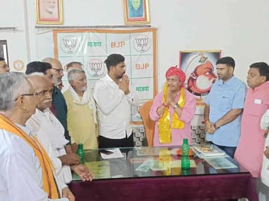#भरतपुर। नगर पालिका चुनावों की तैयारियों को लेकर नदबई भाजपा शहर मंडल की एक अहम बैठक उपाध्याय पाड़ा स्थित पार्टी कार्यालय में आयोजित की गई। मंडल अध्यक्ष रोहित उपाध्याय की अध्यक्षता में हुई इस बैठक में नदबई नगर पालिका चुनाव प्रभारी आचार्य लोकेंद्र शर्मा मुख्य अतिथि के रूप में मौजूद रहे। बैठक के दौरान आगामी चुनावों से जुड़ी संगठनात्मक तैयारियों, रणनीति और कार्यकर्ताओं की सक्रिय भूमिका को लेकर विस्तार से मंथन किया गया। मुख्य अतिथि आचार्य लोकेंद्र शर्मा ने कार्यकर्ताओं का मार्गदर्शन करते हुए संगठन को जमीनी स्तर पर मजबूत करने की आवश्यकता पर बल दिया। उन्होंने कार्यकर्ताओं से आह्वान किया कि वे बूथ स्तर तक बेहतर समन्वय बनाए रखें और पार्टी द्वारा दी गई जिम्मेदारियों का निष्ठापूर्वक पालन करें। इसके साथ ही बैठक में चुनाव प्रक्रिया के दौरान निर्वाचन आयोग के दिशा-निर्देशों तथा आदर्श आचार संहिता का कड़ाई से पालन करते हुए सभी गतिविधियों को संचालित करने पर जोर दिया गया। इस अवसर पर हरिशंकर उपाध्याय, धर्मेन्द्र भातरा, बालमुकुंद बिहारिया, अजय जैन, गोविंद प्रसाद शर्मा, ओमप्रकाश सिनसिनवार, प्रकाश मोरदानी, राजवीर सिंह, भरत कमांडो, प्रेम पिप्पल, पूरन रौतवार, विष्णुदत्त शर्मा, संदीप देशवाल, गोरधन जाटव, रघुनंदन, विशम्बर शर्मा, रणधीर सिंह, श्याम सुंदर जाटव, लेखराज, रोहित पिप्पल, पप्पू चौधरी, बबलू, मुकेश, महेश, अलीमुद्दीन, सुरेश जौहरी, गोपाल सैनी और प्रेम बिहारिया सहित बड़ी संख्या में भाजपा कार्यकर्ता उपस्थित रहे।