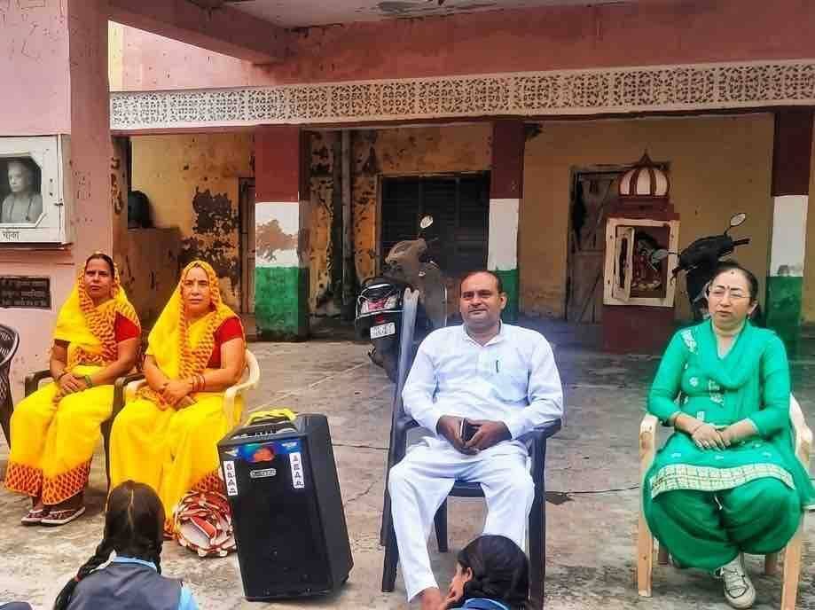 #भरतपुर। नदबई के नगर रोड स्थित कपूरीदेवी सूरजमल जगवायन राजकीय बालिका उच्च माध्यमिक विद्यालय में गायत्री परिवार द्वारा एक विशेष कार्यक्रम का आयोजन किया गया। मीरा और ओमवती की भावपूर्ण वंदना से शुरू हुए इस कार्यक्रम में विद्यार्थियों को गायत्री मंत्र की साधना, आत्मनिर्माण और जीवन में संस्कारों के महत्व के बारे में बताया गया। वरिष्ठ कार्यकर्ता नंदराम और युवा साधक महीपाल सिंह ने विद्यार्थियों को संबोधित करते हुए कहा कि विद्यार्थी जीवन ही भविष्य की नींव है, इसलिए केवल भौतिक सुविधाएं और उच्च शिक्षा ही नहीं, बल्कि सकारात्मक सोच व आध्यात्मिक चेतना भी जरूरी है। इस अवसर पर विद्यार्थियों को 100 गायत्री चालीसा का निःशुल्क वितरण भी किया गया।