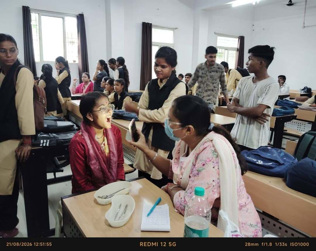 🔳शासकीय तिलक महाविद्यालय आयोजित हुआ निःशुल्क स्वास्थ्य परीक्षण शिविर
🔳कटनी - म.प्र. शासन के उच्च शिक्षा विभाग के निर्देशानुसार उमंग हेल्थ एवं वेलनेस कार्यक्रम के तहत् शुक्रवार को प्रधानमंत्री कॉलेज ऑफ एक्सीलेंस, शासकीय तिलक स्नातकोत्तर महाविद्यालय में निःशुल्क स्वास्थ्य परीक्षण शिविर का आयोजन स्वास्थ्य विभाग के सहयोग से किया गया।
इस स्वास्थ्य शिविर का मुख्य उद्देश्य विद्यार्थियों में स्वास्थ्य के प्रति जागरूकता लाना और किशोरावस्था में होने वाली समस्याओं से अवगत कराना और उनका निवारण कराना था।
स्वास्थ्य शिविर में जिला चिकित्सालय कटनी की ओर से डॉ. चांदनी रिमझा, दन्त रोग विशेषज्ञ, डॉ. रूपा प्रसाद, डॉ. पूजा पाण्डे, डॉ. दीपम खरे, मेडिकल ऑफीसर, श्रीमती सीमा सिंह पाण्डे, नेत्र सहायक एवं माधुरी शिवहरे, परामर्शदाता, अंशी दुबे एवं अंजली कोरी नर्सिंग आफिसर ने 106 विद्यार्थियों और महाविद्यालय के अधिकारी और कर्मचारियों का स्वास्थ्य परीक्षण किया।
शिविर का आयोजन महाविद्यालय के प्राचार्य डॉ. सुनील कुमार बाजपेई के मार्गदर्शन, डॉ. माधुरी गर्ग एवं डॉ. राजकुमार, क्रीड़ाधिकारी के निर्देशन में सम्पन्न कराया हुआ।
#JansamparkMP
#CMMadhyaPradesh
#DrMohanYadav51
#udaypratapmp
#jbpcommissioner
#katni
#कटनी