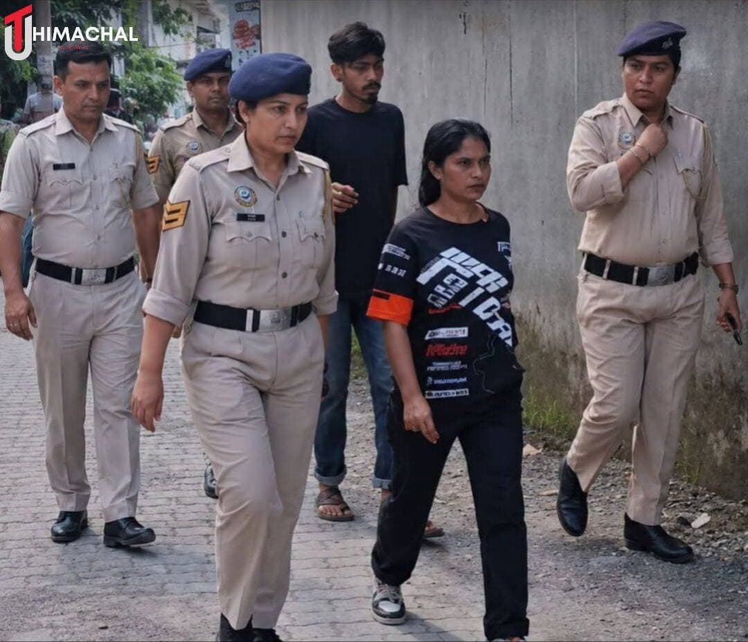 पांवटा साहिब हत्याकांड में दो आरोपी गिरफ्तार, 4 दिन के पुलिस रिमांड पर
पांवटा साहिब। सिरमौर जिले के पांवटा साहिब के विश्वकर्मा चौक के समीप नगर परिषद की नवनिर्मित पार्किंग में शिलाई निवासी भाव सिंह ठाकुर की हत्या के मामले में पुलिस ने दो आरोपियों को गिरफ्तार किया है। मृतक की पहचान 54 वर्षीय भाव सिंह पुत्र सही राम, निवासी गांव आवत, कोटी उतरू, तहसील शिलाई के रूप में हुई है। वह सब्जी-फल का थोक कारोबार करता था और हर कुछ दिनों में सब्जी खरीदने पांवटा साहिब आता था।
पुलिस के अनुसार वारदात 18 अगस्त की तड़के हुई। भाव सिंह पर नुकीले/तेजधार हथियार से हमला किया गया। घायल अवस्था में वह करीब 150 मीटर तक विश्वकर्मा चौक की ओर पहुंचा, जहां वह गिर गया। बाद में उसे सिविल अस्पताल पांवटा साहिब ले जाया गया, जहां चिकित्सकों ने मृत घोषित कर दिया। घटनास्थल से विश्वकर्मा चौक तक खून के निशान भी मिले थे।
पुलिस ने CCTV फुटेज और अन्य साक्ष्यों के आधार पर मोहम्मद आमिर उर्फ फग्गू तथा रेखा उर्फ अन्नु को गिरफ्तार किया। दोनों मृतक को पहले से जानते थे। पुलिस ने दोनों को अदालत में पेश किया, जहां से उन्हें चार दिन के पुलिस रिमांड पर भेजा गया है।
पुलिस अब हत्या में इस्तेमाल हथियार की बरामदगी समेत मामले से जुड़े अन्य पहलुओं की जांच कर रही है। हत्या के पीछे की वास्तविक वजह को लेकर पुलिस की जांच जारी है। प्रारंभिक जांच में आपसी विवाद समेत विभिन्न पहलुओं को खंगाला जा रहा है, जबकि किसी एक कारण की आधिकारिक पुष्टि अभी नहीं हुई है।
घटना के बाद स्थानीय लोगों और परिजनों में आक्रोश देखने को मिला था तथा विश्वकर्मा चौक पर प्रदर्शन और चक्काजाम भी किया गया था। पुलिस का कहना है कि मामले की गहनता से जांच की जा रही है और सभी साक्ष्यों को जांच में शामिल किया जा रहा है।
<nis:link nis:type=tag nis:id=paontasahib nis:value=PaontaSahib nis:enabled=true nis:link/> <nis:link nis:type=tag nis:id=sirmaur nis:value=Sirmaur nis:enabled=true nis:link/> <nis:link nis:type=tag nis:id=shillai nis:value=Shillai nis:enabled=true nis:link/> <nis:link nis:type=tag nis:id=murdercase nis:value=MurderCase nis:enabled=true nis:link/> <nis:link nis:type=tag nis:id=himachalpradesh nis:value=HimachalPradesh nis:enabled=true nis:link/> <nis:link nis:type=tag nis:id=crimenews nis:value=CrimeNews nis:enabled=true nis:link/> <nis:link nis:type=tag nis:id=policeinvestigation nis:value=PoliceInvestigation nis:enabled=true nis:link/> <nis:link nis:type=tag nis:id=uthimachal nis:value=UTHimachal nis:enabled=true nis:link/> <nis:link nis:type=tag nis:id=uniquetodaynews nis:value=UniqueTodayNews nis:enabled=true nis:link/>