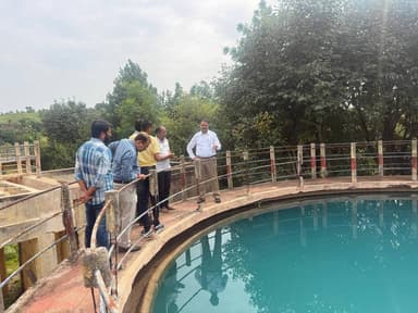 मुख्यमंत्री जन विश्वास अभियान-2026 : 27 अगस्त को भीकनगांव में लगेगा शिविर
________________
नागरिकों को योजनाओं एवं सेवाओं का मिलेगा लाभ
________________
लंबित प्रकरणों के निराकरण और समस्याओं के समाधान पर रहेगा विशेष जोर
________________
खरगोन 21 अगस्त 2026। मुख्यमंत्री जन विश्वास अभियान-2026 के अंतर्गत नगर परिषद भीकनगांव में आगामी 27 अगस्त 2026 को कृषि उपज मंडी प्रांगण, भीकनगांव में शिविर आयोजित किया जाएगा। शिविर के माध्यम से नागरिकों को शासन की विभिन्न जनकल्याणकारी योजनाओं एवं सेवाओं का लाभ उपलब्ध कराने के साथ उनकी समस्याओं एवं लंबित प्रकरणों का निराकरण किया जाएगा।
शिविर की तैयारियों को लेकर आज नगर परिषद भीकनगांव में बैठक आयोजित की गई। बैठक में डिप्टी कलेक्टर एवं परियोजना अधिकारी, जिला शहरी विकास अभिकरण, खरगोन श्री वीरेंद्र कटारे तथा सहायक परियोजना अधिकारी श्री उमेश जोशी ने नगर परिषद में संचालित विभिन्न विकास कार्यों एवं शासन की महत्वपूर्ण योजनाओं की प्रगति की समीक्षा की।
बैठक में मुख्यमंत्री जन विश्वास अभियान-2026 के तहत आयोजित होने वाले शिविर की तैयारियों, नागरिकों को शासकीय योजनाओं का अधिक से अधिक लाभ दिलाने, लंबित प्रकरणों के निराकरण तथा आवश्यक व्यवस्थाओं को लेकर विस्तार से चर्चा की गई। अधिकारियों ने संबंधित कर्मचारियों को सभी तैयारियां समय-सीमा में पूर्ण करने तथा आम नागरिकों को योजनाओं एवं सेवाओं की जानकारी उपलब्ध कराने के निर्देश दिए।
बैठक में श्री संजय कानुनगो, नगर परिषद भीकनगांव सहित नगर परिषद के अधिकारी एवं कर्मचारी उपस्थित रहे।
नगर परिषद भीकनगांव ने नागरिकों से अपील की है कि वे 27 अगस्त को कृषि उपज मंडी प्रांगण में आयोजित शिविर में उपस्थित होकर शासन की विभिन्न योजनाओं एवं सेवाओं का लाभ प्राप्त करें तथा अपनी समस्याओं एवं लंबित प्रकरणों के निराकरण के लिए आवश्यक दस्तावेजों के साथ शिविर में उपस्थित हों।
#JanVishwasAbhiyan2026
#हर_शुक्रवार_जनता_के_नाम #JansamparkMP #khargone