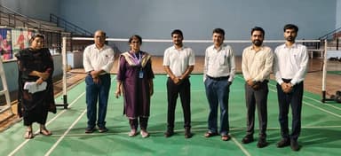 मुख्यमंत्री जनविश्वास अभियान के तहत अतिरिक्त संचालक डॉ. सलूजा ने किया महाविद्यालय का निरीक्षण
________________
शैक्षणिक एवं प्रशासनिक व्यवस्थाओं की समीक्षा कर पुस्तकालय, खेल सुविधाओं एवं परिसर का किया अवलोकन
________________
खरगोन 21 अगस्त 2026। मुख्यमंत्री जनविश्वास अभियान के अंतर्गत उच्च शिक्षा विभाग, इंदौर संभाग की अतिरिक्त संचालक डॉ. किरणबाला सलूजा ने शासकीय स्नातकोत्तर महाविद्यालय, खरगोन का निरीक्षण कर शैक्षणिक एवं प्रशासनिक व्यवस्थाओं की समीक्षा की। उन्होंने विभिन्न कक्षाओं में पहुंचकर विद्यार्थियों से संवाद किया तथा शैक्षणिक सुविधाओं और उनकी समस्याओं की जानकारी ली। उन्होंने शिक्षण व्यवस्था को अधिक प्रभावी बनाने और विद्यार्थियों को गुणवत्तापूर्ण शैक्षणिक सुविधाएं उपलब्ध कराने पर जोर दिया।
महाविद्यालय के प्राचार्य डॉ. जीएस चौहान ने अतिरिक्त संचालक डॉ. सलूजा का स्वागत करते हुए महाविद्यालय की शैक्षणिक एवं प्रशासनिक गतिविधियों तथा उपलब्ध सुविधाओं की जानकारी दी।
निरीक्षण के दौरान शारीरिक शिक्षा एवं खेल विभाग का भ्रमण क्रीड़ा अधिकारी डॉ. गगन चौधरी ने करवाया। उन्होंने खेल गतिविधियों एवं उपलब्ध सुविधाओं की जानकारी दी। डॉ. सलूजा ने बास्केटबॉल कोर्ट, टेबल टेनिस, बैडमिंटन कोर्ट सहित अन्य खेल सुविधाओं एवं खेल मैदानों का अवलोकन किया तथा खिलाड़ियों से संवाद कर प्रशिक्षण और खेल गतिविधियों की जानकारी ली। उन्होंने विद्यार्थियों की सक्रिय सहभागिता और उपलब्ध खेल अधोसंरचना की सराहना करते हुए खेल संस्कृति को और सुदृढ़ करने पर बल दिया।
डॉ. सलूजा ने महाविद्यालय के पुस्तकालय एवं रीडिंग हॉल का भी निरीक्षण किया और विद्यार्थियों से चर्चा की। ग्रंथपाल श्री गोविंद यादव ने उपलब्ध पुस्तकों, पत्र-पत्रिकाओं, मैगजीन एवं कंप्यूटर सुविधाओं की जानकारी दी। इसके साथ ही उन्होंने कार्यालयीन व्यवस्था, अभिलेख, परीक्षा एवं परिणाम संबंधी कार्यों सहित विभिन्न प्रशासनिक गतिविधियों की समीक्षा की।
महाविद्यालय परिसर के निरीक्षण के दौरान उन्होंने शासन की विभिन्न योजनाओं एवं दिशा-निर्देशों से संबंधित बैनर एवं सूचना सामग्री को प्रमुख स्थानों पर प्रदर्शित करने, परिसर की स्वच्छता बेहतर बनाने तथा विद्यार्थियों के लिए स्वच्छ एवं पर्याप्त पेयजल की व्यवस्था सुनिश्चित करने के निर्देश दिए। उन्होंने प्राध्यापकों एवं कर्मचारियों से चर्चा कर उनकी समस्याओं एवं आवश्यकताओं की जानकारी भी ली।
अतिरिक्त संचालक ने कहा कि विद्यार्थियों के हित को सर्वोपरि रखते हुए शैक्षणिक एवं प्रशासनिक व्यवस्थाओं को अधिक प्रभावी और गुणवत्तापूर्ण बनाने के लिए समन्वित प्रयास किए जाएं।
इस दौरान आइक्यूएसी प्रभारी डॉ. वंदना बर्वे, प्रशासनिक अधिकारी डॉ. डीएस बामनिया सहित महाविद्यालय का समस्त स्टाफ उपस्थित रहा। निरीक्षण के अंत में महाविद्यालय प्रशासन ने दिए गए निर्देशों एवं सुझावों के अनुरूप आवश्यक कार्यवाही सुनिश्चित करने का आश्वासन दिया।
#JansamparkMP #khargone #JanVishwasAbhiyan2026
#हर_शुक्रवार_जनता_के_नाम