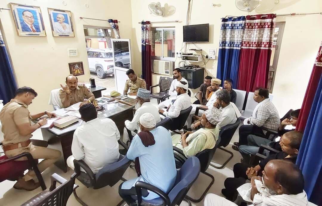 *पीस कमेटी की बैठक में शांति-सौहार्द बनाए रखने पर जोर*
*बारावफात व सावन को लेकर पुलिस ने की अपील, अफवाहों से दूर रहने की हिदायत*
महराजगंज/रायबरेली। बारावफात एवं पवित्र सावन माह को सकुशल संपन्न कराने को लेकर शुक्रवार को कोतवाली परिसर में पीस कमेटी की बैठक आयोजित की गई। बैठक में पुलिस अधिकारियों के साथ क्षेत्र के संभ्रांत नागरिक, जनप्रतिनिधि एवं धर्मगुरु मौजूद रहे। अधिकारियों ने दोनों पर्वों को आपसी भाईचारे, शांति और सौहार्द के साथ मनाने की अपील की।
बैठक में बारावफात के जुलूस एवं धार्मिक आयोजनों के साथ सावन माह में होने वाली गतिविधियों को लेकर सुरक्षा और यातायात व्यवस्था पर चर्चा की गई। पुलिस अधिकारियों ने लोगों से सोशल मीडिया अथवा अन्य माध्यमों से फैलने वाली अफवाहों पर ध्यान न देने तथा किसी भी संदिग्ध गतिविधि की सूचना तत्काल पुलिस को देने की अपील की।
कोतवाली प्रभारी जगदीश यादव ने कहा कि सभी धर्मों के पर्व आपसी प्रेम, भाईचारे और सौहार्द का संदेश देते हैं। बारावफात और सावन माह के दौरान क्षेत्र में शांति व्यवस्था बनाए रखना पुलिस के साथ-साथ प्रत्येक नागरिक की जिम्मेदारी है। उन्होंने कहा कि अफवाह फैलाने, माहौल बिगाड़ने या कानून-व्यवस्था प्रभावित करने वालों के खिलाफ कड़ी कार्रवाई की जाएगी। पुलिस प्रशासन पर्वों को लेकर पूरी तरह सतर्क है और पर्याप्त पुलिस बल के साथ निगरानी रखी जाएगी।
उन्होंने क्षेत्रवासियों से अपील की कि पर्वों को शांतिपूर्ण एवं सौहार्दपूर्ण वातावरण में मनाएं और किसी भी अफवाह पर भरोसा करने के बजाय पुलिस-प्रशासन को तत्काल सूचना दें।
बैठक में मौजूद लोगों ने भी पुलिस प्रशासन को पूर्ण सहयोग देने तथा क्षेत्र में शांति एवं भाईचारा कायम रखने का भरोसा दिलाया।