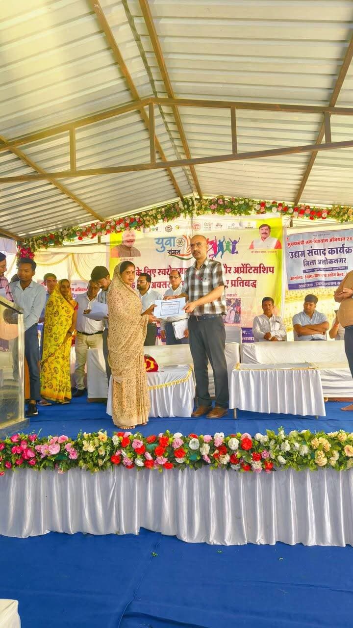 युवा संगम कार्यक्रम में 193 प्रारंभिक चयन एवं 144 को दिए गए ऑफर लेटर
मुख्यमंत्री जन विश्वास अभियान के तहत उद्यम संवाद कार्यक्रम आयोजित
स्वरोजगार योजनाओं के 640 स्वरोजगारियों को 2.35 लाख का किया गया हितलाभ वितरण
---
मध्यप्रदेश शासन के निर्देशानुसार सूक्ष्म,लघु और मध्यम उद्यम विभाग एवं कौशल विकास एवं रोजगार विभाग व ग्रामीण विकास विभाग द्वारा युवा संगम के तहत एक ही छत के नीचे युवाओ को रोजगार और स्वरोजगार उपलब्ध कराने के उदेश्य से हर माह निर्धारित दिवस को जिला स्तरीय रोजगार,स्वरोजगार और अप्रेंटिस शिप के लिए युवा संगम कार्यक्रम आयोजन किया जा रहा है।
कलेक्टर श्री साकेत मालवीय के मुख्य आतिथ्य में शुक्रवार को शासकीय नेहरू महाविद्यालय अशोकनगर में युवा संगम कार्यक्रम एवं मुख्यमंत्री जन विश्वास अभियान के तहत उद्यम संवाद कार्यक्रम का आयोजन किया गया।
कार्यक्रम में कलेक्टर श्री साकेत मालवीय ने कहा कि शासन की विभिन्न योजनाओं के माध्यम से विभागों द्वारा हितग्राहियों का चयन कर बैंक के माध्यम से उद्योग स्थापित करने हेतु ऋण प्रदान किये जाते है। उन्होंने कहा कि मुख्यमंत्री जन विश्वास उद्यम संवाद का मुख्य उद्देश्य शासन की योजनाओं के अंतर्गत पात्रता प्राप्त युवाओं को रोजगार के अवसर प्रदान करना है। ऋण प्राप्त करकर आवेदन स्वंय एवं अन्य व्यक्तियों के लिए रोजगार मुहैया कराने के लिए सुदृढ़ होता है। जिससे अर्थव्यवस्था में सुधार होता है। इस दौरान कलेक्टर ने उपस्थितजनों को नशा मुक्ति की शपथ दिलाई गई।
कार्यक्रम में सफल उद्यमी राजकुमार सोनी,राव शंकर चौबे और आकाश जैन ने अपने अनुभव साझा किए।युवा संगम कार्यक्रम में 193 का प्रारंभिक चयन व 144 को मौके पर ही ऑफर लेटर दिये गये। युवा संगम कार्यक्रम में 268 युवाओं का पंजीयन कराया एवं इसमें 8 कंपनियों ने 193 का शॉर्टलिस्टिंग करते हुए 144 आकांक्षी युवाओं मौके पर ही ऑफर लेटर प्रदान किये गए। युवा संगम में विभिन्न सेक्टर की निजी क्षेत्र की कंपनियां शामिल हुई जिनके द्वारा साक्षात्कार के माध्यम से निजी क्षेत्र में रोजगार के लिए ऑफर लेटर उपलब्ध कराये गये।
मुख्यमंत्री जन विश्वास अभियान के तहत उद्यम संवाद कार्यक्रम में स्वरोजगार योजनाओं के 640 स्वरोजगारियों को 2.35 लाख का किया गया हितलाभ वितरण
कार्यक्रम में युवा संगम कार्यक्रम के साथ ही मुख्यमंत्री जन विश्वास अभियान के तहत उद्यम संवाद कार्यक्रम भी आयोजित किया गया जिसमें विभिन्न विभागों ने अपने विभागों में संचालित योजनाओं की जानकारी दी और शासन की महत्वपूर्ण विभिन्न विभागों द्वारा संचालित स्वरोजगार योजनाओ के 640 हितग्राहियो को 2.35 लाख का हितलाभ वितरण किये इसके साथ ही उपस्थित युवाओं को लीड बैंक द्वारा वित्तीय सहायता की जानकारी दी गई।
मौके पर ही किया गया हितलाभ वितरण
राज्य ग्रामीण आजीविका मिशन के अम्बेडकर स्व सहायता समूह, भोलेनाथ स्व सहायता समूह, लक्ष्मी स्व सहायता समूह, राधा स्व सहायता समूह , राधा रानी और श्री गणेश स्व सहायता समूह रूप से 70.50 लाख को वितरण कराया गया। इस दौरान उद्यानिकी विभाग द्वारा प्रधानमंत्री सूक्ष्म उद्यम उन्नयन योजना के रोशन चौरसिया को 8.85 लाख एवं श्री अरविंद अहिरवार को 2.25 लाख , जिला अंत्यावसायी विभाग से श्री राकेश जाटव, श्री रंजीत अहिरवार, श्रीमती संगीता अहिरवार और श्री धर्मेंद्र अहिरवार को संत रविदास स्वरोजगार योजना एवं डॉ भीमराव अंबेडकर आर्थिक कल्याण योजना में 1-1 लाख , जनजातीय कार्य विभाग से श्रीमती मछलाबाई आदिवासी का किराना दुकान हेतु टंट्या मामा आर्थिक कल्याण योजना में 98 हजार का ऋण स्वीकृति का वितरण हुआ। जिला व्यापार एवं उद्योग केंद्र विभाग द्वारा मुख्यमंत्री उद्यम क्रांति योजना में श्रीमती कल्पना शर्मा ,श्रीमती रितु यादव, श्री ओमकार पुरी को 50 हजार से 2 लाख रुपए का वितरण कराया गया।
कार्यक्रम के दौरान कार्यक्रम के सहायक नोडल अधिकारी व महाप्रबंधक जिला व्यापार एवं उद्योग केंद्र श्री सत्येंद्र लोधा, जनपद पंचायत सीईओ अशोकनगर शैलेंद्र यादव, तहसीलदार आलोक श्रीवास्तव,मुख्य नगरपालिका अधिकारी श्री विनोद उन्नीतान,आईटीआई प्राचार्य एवं प्रभारी रोजगार अधिकारी श्री नीरज घनघोरिया , गुना के जिला रोजगार अधिकारी बी एस मीना, लीड बैंक मैनेजर राजीव राय, ग्रामीण आजीविका मिशन जिला प्रबंधक अवनीश अग्निहोत्री,उद्योग विभाग से सहायक प्रबंधक सपना अहिरवार सहित अन्य आधिकारी /कर्मचारी एवं बड़ी संख्या में युवा उपस्थित रहे।
#ashoknagar