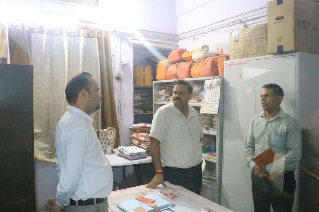 जिला पंचायत की विभिन्न शाखाओं के कार्यों का संभागायुक्त ने लिया जायजा
..
भोपाल संभागायुक्त श्री कर्मवीर शर्मा ने आज विदिशा जिले के प्रवास के दौरान जिला पंचायत कार्यालय पहुंचकर विभिन्न शाखाओं के कार्यों का जायजा लिया। इस दौरान उन्होंने संबंधित शाखाओं के प्रभारी अधिकारियों से संवाद कर विभागीय योजनाओं, प्रगति तथा निर्माण कार्यों की अद्यतन जानकारी प्राप्त की। संभागायुक्त श्री शर्मा ने शाखावार संचालित योजनाओं की स्थिति, हितग्राहीमूलक कार्यक्रमों के क्रियान्वयन तथा निर्माणाधीन कार्यों की प्रगति की जानकारी लेते हुए अधिकारियों से आवश्यक बिंदुओं पर चर्चा की। उन्होंने योजनाओं के प्रभावी क्रियान्वयन तथा निर्धारित लक्ष्यों की समय-सीमा में पूर्ति सुनिश्चित करने पर जोर दिया।
निरीक्षण के दौरान अधिकारियों ने अपनी-अपनी शाखाओं से संबंधित कार्यों एवं प्रचलित योजनाओं की प्रगति से संभागायुक्त को अवगत कराया।
प्रधानमंत्री पोषण शक्ति निर्माण योजना की टास्क मैनेजर श्रीमती कीर्ति चौहान ने रसोईयों की शीडिग (ई केवायसी) के संबंध में संभागायुक्त ने कार्यों की नियमित निगरानी एवं गुणवत्तापूर्ण क्रियान्वयन सुनिश्चित करने के संबंध में आवश्यक दिशा-निर्देश दिए हैं। सभी कक्षाओं में लेबलिंग पाई जाने के नवाचारों की सराहना की निरीक्षण अवसर पर कलेक्टर श्री अंशुल गुप्ता तथा जिला पंचायत के मुख्य कार्यपालन अधिकारी श्री ओ.पी. सनोडिया सहित जिला पंचायत की विभिन्न शाखाओं के प्रभारी अधिकारी उपस्थित रहे। #Vidisha #JansamparkMP