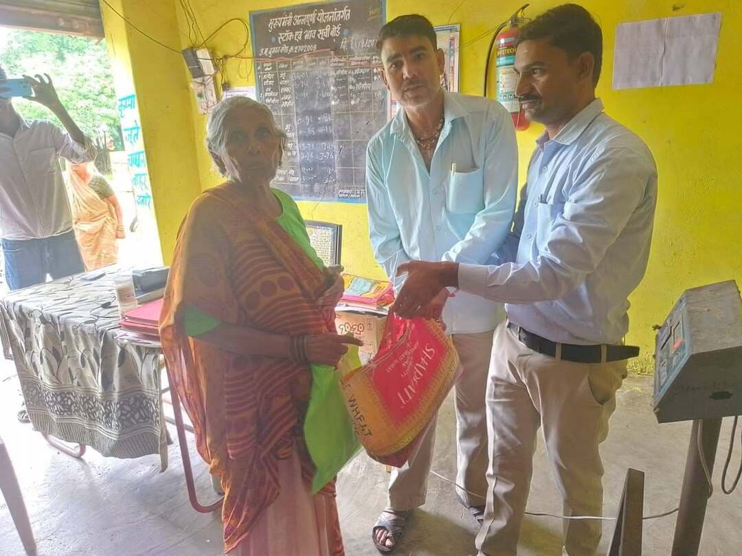 ई-केवायसी पूरी होते ही हितग्राही को मिला 5 किलो राशन
..
मुख्यमंत्री जन विश्वास अभियान के तहत शुक्रवार को आयोजित शिविरों में अनेक हितग्राहियों को मौके पर ही शासकीय योजनाओं का लाभ दिलाया गया। अभियान का उद्देश्य पात्र हितग्राहियों की समस्याओं का शिविर स्थल पर ही निराकरण कर उन्हें योजनाओं से लाभान्वित करना है। ग्यारसपुर जनपद पंचायत के मुख्य कार्यपालन अधिकारी द्वारा उपलब्ध कराई गई जानकारी के अनुसार शिविर में हितग्राही श्रीमती श्याम बाई, पति श्री गया प्रसाद साहू की ई-केवायसी की प्रक्रिया मौके पर ही पूर्ण कराई गई। ई-केवायसी पूर्ण होने के बाद उन्हें तत्काल 5 किलोग्राम राशन भी उपलब्ध कराया गया। मौके पर ही समस्या का समाधान होने और राशन प्राप्त होने से हितग्राही श्याम बाई ने प्रसन्नता व्यक्त की। मुख्यमंत्री जन विश्वास अभियान के शिविरों के माध्यम से प्रशासन द्वारा पात्र नागरिकों तक योजनाओं का लाभ पहुंचाने के साथ-साथ उनकी समस्याओं का त्वरित निराकरण किया जा रहा है। #Vidisha #JansamparkMP
