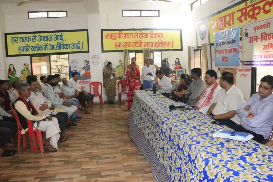 उद्यम संवाद में स्वरोजगार योजनाओं की जानकारी, सफल उद्यमियों ने साझा किए अनुभव
..
मुख्यमंत्री जन विश्वास अभियान के अंतर्गत शुक्रवार को जनपद पंचायत ग्यारसपुर के आजीविका भवन में उद्यम संवाद का आयोजन किया गया। कार्यक्रम में बासौदा विधायक हरिसिंह रघुवंशी भोपाल संभाग आयुक्त श्री कर्मवीर शर्मा, कलेक्टर श्री अंशुल गुप्ता सहित जनप्रतिनिधिगण तथा विभिन्न विभागों के प्रशासनिक एवं जिला स्तरीय अधिकारी उपस्थित रहे। उद्यम संवाद का उद्देश्य ग्रामीण क्षेत्र के नागरिकों, युवाओं, महिलाओं तथा स्वसहायता समूहों को स्वरोजगार एवं उद्यमिता के लिए शासन द्वारा संचालित योजनाओं की जानकारी उपलब्ध कराना और उन्हें आत्मनिर्भर बनने के लिए प्रोत्साहित करना रहा। कार्यक्रम के दौरान विभिन्न स्वरोजगार योजनाओं के अंतर्गत लाभ प्राप्त कर अपना व्यवसाय स्थापित करने वाले उद्यमियों से संवाद किया गया।
स्वरोजगार योजनाओं की दी जानकारी -
कार्यक्रम में मुख्यमंत्री उद्यम क्रांति योजना, प्रधानमंत्री विश्वकर्मा योजना, प्रधानमंत्री मुद्रा योजना, प्रधानमंत्री सूक्ष्म खाद्य उन्नयन योजना, संत रविदास योजना सहित स्वसहायता समूहों के माध्यम से संचालित विभिन्न उद्यम गतिविधियों की जानकारी दी गई। उपस्थित उद्यमियों एवं इच्छुक हितग्राहियों को योजनाओं की पात्रता, ऋण एवं सहायता संबंधी प्रावधानों तथा स्वरोजगार स्थापित करने की प्रक्रिया से अवगत कराया गया। इस अवसर पर सफल उद्यमियों ने अपने अनुभव साझा करते हुए बताया कि शासन की विभिन्न योजनाओं का लाभ लेकर उन्होंने अपने व्यवसाय प्रारंभ किए और आर्थिक रूप से आत्मनिर्भर बनने की दिशा में कदम बढ़ाया है। उन्होंने अन्य युवाओं एवं ग्रामीण नागरिकों को भी उपलब्ध योजनाओं का लाभ लेकर स्वरोजगार अपनाने के लिए प्रेरित किया।
एमपी ऑनलाइन एवं कियोस्क सेंटर की सराहना -
संवाद के दौरान स्वसहायता समूह से जुड़ी श्रीमती पूजा प्रजापति द्वारा संचालित एमपी ऑनलाइन एवं कियोस्क सेंटर की विशेष रूप से सराहना की गई। विधायक महोदय ने कहा कि इस प्रकार की गतिविधियों से न केवल संबंधित व्यक्ति स्वयं का सफल उद्यम स्थापित करता है, बल्कि ग्रामीण क्षेत्र के नागरिकों को विभिन्न ऑनलाइन सेवाओं का लाभ स्थानीय स्तर पर उपलब्ध होता है। उन्होंने कहा कि महिलाओं द्वारा इस प्रकार के उद्यम संचालित करना अन्य महिलाओं के लिए भी प्रेरणादायक है। इससे महिलाओं को आर्थिक रूप से सशक्त होने के साथ-साथ गांव की अन्य महिलाओं को भी नई गतिविधियां अपनाने के लिए प्रोत्साहन मिलता है।
मौके पर किया समस्याओं का निराकरण -
उद्यम संवाद में उपस्थित उद्यमियों एवं हितग्राहियों को शासन की स्वरोजगार योजनाओं की विस्तृत जानकारी प्रदान की गई। उद्यमियों द्वारा योजनाओं से संबंधित अपनी समस्याएं एवं जिज्ञासाएं अधिकारियों के समक्ष रखी गईं। अधिकारियों ने समस्याओं को गंभीरता से लेते हुए मौके पर ही उनके त्वरित निराकरण की कार्यवाही की तथा आवश्यक मार्गदर्शन प्रदान किया। कार्यक्रम के माध्यम से ग्रामीण क्षेत्र में स्वरोजगार को बढ़ावा देने, युवाओं एवं महिलाओं को उद्यमिता से जोड़ने तथा शासन की कल्याणकारी योजनाओं का लाभ पात्र हितग्राहियों तक पहुंचाने का संदेश दिया गया। उद्यम संवाद में प्रशासन, जनप्रतिनिधियों और उद्यमियों के बीच सीधे संवाद से योजनाओं के प्रभावी क्रियान्वयन तथा स्थानीय स्तर पर रोजगार के अवसर बढ़ाने की दिशा पर बल दिया गया है। #Vidisha #JansamparkMP