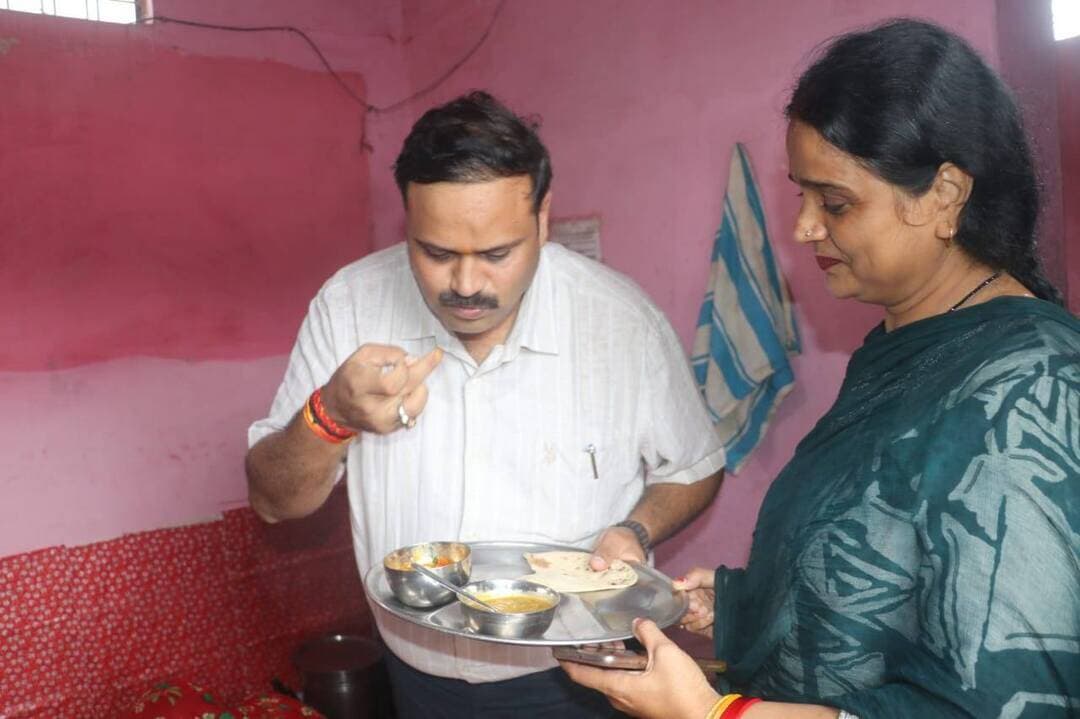संभागायुक्त ने स्कूली बच्चों के साथ भोजन कर परखी गुणवत्ता
..
भोपाल संभागायुक्त श्री कर्मवीर शर्मा ने शुक्रवार को विदिशा जिले के प्रवास के दौरान मुख्यमंत्री जन विश्वास अभियान के तहत आयोजित विभिन्न कार्यक्रमों में सहभागिता की। इस दौरान उन्होंने कलेक्टर श्री अंशुल गुप्ता के साथ ग्यारसपुर विकासखंड के ग्राम अटारी खेजड़ा स्थित प्राथमिक शाला का निरीक्षण कर विद्यालय की शैक्षणिक एवं अन्य व्यवस्थाओं का जायजा लिया। संभागायुक्त श्री शर्मा ने विद्यालय में संचालित शैक्षणिक गतिविधियों की जानकारी प्राप्त की तथा विद्यार्थियों से संवाद कर उनकी पढ़ाई, विद्यालय में उपलब्ध सुविधाओं और शिक्षण व्यवस्था के संबंध में जानकारी ली। उन्होंने विद्यार्थियों की उपस्थिति सहित विद्यालय की व्यवस्थाओं का भी अवलोकन किया।
निरीक्षण के दौरान प्रधानमंत्री पोषण शक्ति निर्माण योजना के तहत बच्चों को उपलब्ध कराए जा रहे मध्यान्ह भोजन की गुणवत्ता का भी परीक्षण किया गया। संभागायुक्त श्री शर्मा , कलेक्टर श्री गुप्ता ने संयुक्त रूप से स्वयं भोजन की गुणवत्ता, स्वाद एवं व्यवस्था को परखा। उन्होंने संबंधित अधिकारियों से योजना के तहत बच्चों को नियमित रूप से गुणवत्तापूर्ण एवं पौष्टिक भोजन उपलब्ध कराने के संबंध में जानकारी ली।
संभागायुक्त श्री शर्मा ने कहा कि विद्यालयों में अध्ययनरत बच्चों के लिए बेहतर शैक्षणिक वातावरण के साथ-साथ पौष्टिक भोजन की उपलब्धता भी महत्वपूर्ण है। प्रधानमंत्री पोषण शक्ति निर्माण योजना का उद्देश्य बच्चों को पोषणयुक्त भोजन उपलब्ध कराकर उनकी शैक्षणिक गतिविधियों में सहभागिता और उपस्थिति को बढ़ावा देना है। इसलिए भोजन की गुणवत्ता और स्वच्छता पर विशेष ध्यान दिया जाना आवश्यक है। इस अवसर पर प्रधानमंत्री पोषण शक्ति निर्माण योजना की टास्क मैनेजर श्रीमती कीर्ति चौहान ने योजना के मापदंडों और क्रियान्वयन तथा खाना बनाने वाले रसोईयों की शीडिग कार्यों की सामान्य जानकारी सांझा की इस अवसर पर संबंधित अधिकारी एवं विद्यालय का स्टाफ मौजूद रहा। #Vidisha #JansamparkMP