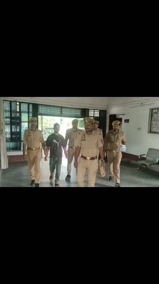 🚨 बलरामपुर में ATM कार्ड चोरी कर खाते से करीब 9 लाख रुपये उड़ाने का आरोप, पूर्व नौकर गिरफ्तार!
पुलिस ने आरोपी के कब्जे से ₹77,500 नकद समेत बाइक, AC, TV, कूलर और मोबाइल बरामद किए
बलरामपुर। कोतवाली नगर क्षेत्र में ATM कार्ड चोरी कर बैंक खाते से करीब 9 लाख रुपये निकालने के मामले में पुलिस ने आरोपी को गिरफ्तार किया है। पुलिस के मुताबिक गिरफ्तार आरोपी पीड़ित का पूर्व नौकर था।
20 अगस्त को दर्ज हुआ था मुकदमा
पूरबटोला पश्चिमी निवासी प्रेम कुमार मिश्रा ने पुलिस को तहरीर देकर आरोप लगाया था कि उनके पूर्व नौकर सलमान खान उर्फ मन्ना ने ATM कार्ड चोरी कर खाते से करीब 9 लाख रुपये निकाल लिए और रकम खर्च कर दी।
21 अगस्त को पुलिस ने दबोचा
कोतवाली नगर पुलिस ने मुकदमे में नामजद आरोपी सलमान उर्फ मन्ना (24) निवासी पूरबटोला पश्चिमी को सुआवनाला से गेल्हापुर मार्ग से गिरफ्तार किया।
आरोपी के पास से ये सामान बरामद
➡️ ₹77,500 नकद
➡️ HDFC बैंक का RuPay ATM कार्ड
➡️ Motorola मोबाइल
➡️ TVS Raider मोटरसाइकिल
➡️ LG कंपनी का AC
➡️ Samsung TV
➡️ Summercool कूलर
➡️ Havells टुल्लू
➡️ Redmi मोबाइल
पूछताछ में खरीदारी और मकान बनवाने की बात
पुलिस के अनुसार पूछताछ में आरोपी ने ATM की PIN की जानकारी होने की बात बताते हुए खाते से रकम निकालने की बात स्वीकार की। आरोपी ने बताया कि निकाली गई रकम से बाइक, AC, TV, कूलर, मोबाइल समेत अन्य सामान खरीदा और घर भी बनवाया।
पुलिस टीम की कार्रवाई
यह कार्रवाई पुलिस अधीक्षक बलरामपुर विकास कुमार के निर्देशन में अपर पुलिस अधीक्षक विशाल पाण्डेय एवं क्षेत्राधिकारी नगर अभिषेक सिंह के पर्यवेक्षण में की गई।
पुलिस के अनुसार आरोपी के विरुद्ध विधिक कार्रवाई जारी है।
#Balrampur #BalrampurPolice #BreakingNews #ATM #ATMCard #CyberCrime #CrimeNews #UPPolice #PoliceAction #उत्तरप्रदेश #बलरामपुर #ब्रेकिंग_न्यूज #क्राइम_न्यूज #highlights #nonfollowers #fbreels #leadership #toptrending