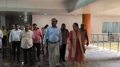 👉#24 अगस्त से नए भवन में शुरू होगा नगर निगम कार्यालय का संचालन
नगर निगम और विकास प्राधिकरण की सेवाएं एक ही छत के नीचे मिलेंगी
शाहजहांपुर।जिलाधिकारी धर्मेंद्र प्रताप सिंह ने नगर आयुक्त सौम्या गुरुरानी के साथ ककरा स्थित निर्माणाधीन नगर निगम कार्यालय भवन का स्थलीय निरीक्षण किया। उन्होंने भवन के धरातल एवं प्रथम तल पर स्थित विभिन्न कक्षों का निरीक्षण कर निर्माण कार्य की प्रगति का जायजा लिया। निरीक्षण के दौरान दोनों तल के अधिकांश कक्षों का निर्माण कार्य लगभग पूर्ण पाया गया।जिलाधिकारी ने नगर आयुक्त को निर्देश दिए कि 24 अगस्त, सोमवार से नए भवन में नगर निगम कार्यालय का संचालन प्रारंभ कर दिया जाए। साथ ही शाहजहांपुर विकास प्राधिकरण कार्यालय का संचालन भी इसी भवन से किए जाने के निर्देश दिए, ताकि आमजन को नगर निगम एवं प्राधिकरण से संबंधित विभिन्न सेवाएं एक ही छत के नीचे उपलब्ध हो सकें।उन्होंने जनसुनवाई एवं अन्य आवश्यक कार्य भी नए कार्यालय भवन में शुरू कराने तथा संबंधित अधिकारियों को नियमित रूप से कार्यालय में बैठकर जनसमस्याओं का निस्तारण सुनिश्चित करने के निर्देश दिए।जिलाधिकारी ने कार्यदायी संस्था को निर्माण कार्य में तेजी लाने के निर्देश देते हुए कहा कि भवन का निर्माण निर्धारित मानकों एवं गुणवत्तापूर्ण तरीके से समयबद्ध रूप से पूरा कराया जाए। उन्होंने विशेष रूप से अर्बन हाट एवं ऑडिटोरियम का निर्माण अक्टूबर माह तक पूर्ण कराने के निर्देश दिए।इसके अलावा उन्होंने शहर में निर्माणाधीन नक्षत्रशाला, प्लैनोटोरियम एवं कार पार्किंग के कार्यों की भी जानकारी ली। संबंधित अधिकारियों एवं कार्यदायी संस्था को कार्य में तेजी लाकर परियोजनाओं को शीघ्र पूर्ण कराने के निर्देश दिए।जिलाधिकारी ने कहा कि निर्माणाधीन परियोजनाओं के समय से पूर्ण होने से शहरवासियों को बेहतर नागरिक सुविधाएं उपलब्ध होंगी और शहरी विकास को गति मिलेगी।निरीक्षण के दौरान अपर नगर आयुक्त अजय कुमार त्रिपाठी, एसके सिंह, संबंधित विभागों के अधिकारी तथा कार्यदायी संस्था के अभियंता मौजूद रहे।