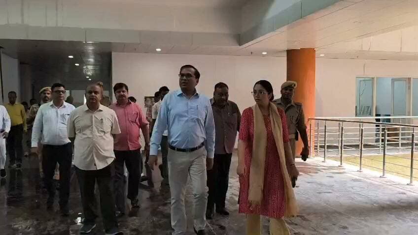 👉#24 अगस्त से नए भवन में शुरू होगा नगर निगम कार्यालय का संचालन
नगर निगम और विकास प्राधिकरण की सेवाएं एक ही छत के नीचे मिलेंगी
शाहजहांपुर।जिलाधिकारी धर्मेंद्र प्रताप सिंह ने नगर आयुक्त सौम्या गुरुरानी के साथ ककरा स्थित निर्माणाधीन नगर निगम कार्यालय भवन का स्थलीय निरीक्षण किया। उन्होंने भवन के धरातल एवं प्रथम तल पर स्थित विभिन्न कक्षों का निरीक्षण कर निर्माण कार्य की प्रगति का जायजा लिया। निरीक्षण के दौरान दोनों तल के अधिकांश कक्षों का निर्माण कार्य लगभग पूर्ण पाया गया।जिलाधिकारी ने नगर आयुक्त को निर्देश दिए कि 24 अगस्त, सोमवार से नए भवन में नगर निगम कार्यालय का संचालन प्रारंभ कर दिया जाए। साथ ही शाहजहांपुर विकास प्राधिकरण कार्यालय का संचालन भी इसी भवन से किए जाने के निर्देश दिए, ताकि आमजन को नगर निगम एवं प्राधिकरण से संबंधित विभिन्न सेवाएं एक ही छत के नीचे उपलब्ध हो सकें।उन्होंने जनसुनवाई एवं अन्य आवश्यक कार्य भी नए कार्यालय भवन में शुरू कराने तथा संबंधित अधिकारियों को नियमित रूप से कार्यालय में बैठकर जनसमस्याओं का निस्तारण सुनिश्चित करने के निर्देश दिए।जिलाधिकारी ने कार्यदायी संस्था को निर्माण कार्य में तेजी लाने के निर्देश देते हुए कहा कि भवन का निर्माण निर्धारित मानकों एवं गुणवत्तापूर्ण तरीके से समयबद्ध रूप से पूरा कराया जाए। उन्होंने विशेष रूप से अर्बन हाट एवं ऑडिटोरियम का निर्माण अक्टूबर माह तक पूर्ण कराने के निर्देश दिए।इसके अलावा उन्होंने शहर में निर्माणाधीन नक्षत्रशाला, प्लैनोटोरियम एवं कार पार्किंग के कार्यों की भी जानकारी ली। संबंधित अधिकारियों एवं कार्यदायी संस्था को कार्य में तेजी लाकर परियोजनाओं को शीघ्र पूर्ण कराने के निर्देश दिए।जिलाधिकारी ने कहा कि निर्माणाधीन परियोजनाओं के समय से पूर्ण होने से शहरवासियों को बेहतर नागरिक सुविधाएं उपलब्ध होंगी और शहरी विकास को गति मिलेगी।निरीक्षण के दौरान अपर नगर आयुक्त अजय कुमार त्रिपाठी, एसके सिंह, संबंधित विभागों के अधिकारी तथा कार्यदायी संस्था के अभियंता मौजूद रहे।