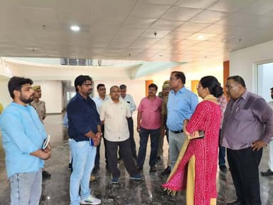 👉#24 अगस्त से नए भवन में शुरू होगा नगर निगम कार्यालय का संचालन
नगर निगम और विकास प्राधिकरण की सेवाएं एक ही छत के नीचे मिलेंगी
शाहजहांपुर।जिलाधिकारी धर्मेंद्र प्रताप सिंह ने नगर आयुक्त सौम्या गुरुरानी के साथ ककरा स्थित निर्माणाधीन नगर निगम कार्यालय भवन का स्थलीय निरीक्षण किया। उन्होंने भवन के धरातल एवं प्रथम तल पर स्थित विभिन्न कक्षों का निरीक्षण कर निर्माण कार्य की प्रगति का जायजा लिया। निरीक्षण के दौरान दोनों तल के अधिकांश कक्षों का निर्माण कार्य लगभग पूर्ण पाया गया।जिलाधिकारी ने नगर आयुक्त को निर्देश दिए कि 24 अगस्त, सोमवार से नए भवन में नगर निगम कार्यालय का संचालन प्रारंभ कर दिया जाए। साथ ही शाहजहांपुर विकास प्राधिकरण कार्यालय का संचालन भी इसी भवन से किए जाने के निर्देश दिए, ताकि आमजन को नगर निगम एवं प्राधिकरण से संबंधित विभिन्न सेवाएं एक ही छत के नीचे उपलब्ध हो सकें।उन्होंने जनसुनवाई एवं अन्य आवश्यक कार्य भी नए कार्यालय भवन में शुरू कराने तथा संबंधित अधिकारियों को नियमित रूप से कार्यालय में बैठकर जनसमस्याओं
का निस्तारण सुनिश्चित करने के निर्देश दिए।जिलाधिकारी ने कार्यदायी संस्था को निर्माण कार्य में तेजी लाने के निर्देश देते हुए कहा कि भवन का निर्माण निर्धारित मानकों एवं गुणवत्तापूर्ण तरीके से समयबद्ध रूप से पूरा कराया जाए। उन्होंने विशेष रूप से अर्बन हाट एवं ऑडिटोरियम का निर्माण अक्टूबर माह तक पूर्ण कराने के निर्देश दिए।इसके अलावा उन्होंने शहर में निर्माणाधीन नक्षत्रशाला, प्लैनोटोरियम एवं कार पार्किंग के कार्यों की भी जानकारी ली। संबंधित अधिकारियों एवं कार्यदायी संस्था को कार्य में तेजी लाकर परियोजनाओं को शीघ्र पूर्ण कराने के निर्देश दिए।जिलाधिकारी ने कहा कि निर्माणाधीन परियोजनाओं के समय से पूर्ण होने से शहरवासियों को बेहतर नागरिक सुविधाएं उपलब्ध होंगी और शहरी विकास को गति मिलेगी।निरीक्षण के दौरान अपर नगर आयुक्त अजय कुमार त्रिपाठी, एसके सिंह, संबंधित विभागों के अधिकारी तथा कार्यदायी संस्था के अभियंता मौजूद रहे।
DM Shahjahanpur Nagar Ayukt Shahjahanpur