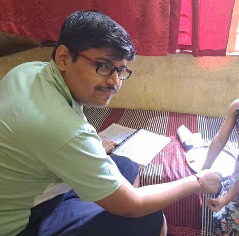 लापता युवक को खोजने मे मदद करे....
गर्दनीबाग थाना क्षेत्र से 23 वर्षीय एक युवक के रहस्यमय परिस्थितियों में लापता होने का मामला सामने आया है। परिजनों ने स्थानीय थाने में इसकी लिखित शिकायत दर्ज कराई है और आम जनता से मदद की गुहार लगाई है।घटना का विवरण:लापता युवक का नाम सिद्धांत शर्मा है। वह पटना के 70 फीट, महावीर नगर (केनरा बैंक के पीछे) का रहने वाला है। वह वर्तमान में अपने नानाजी के घर (के० पी० गुप्ता कॉम्प्लेक्स, बाईपास रोड) में रह रहा था। दिनांक 19 अगस्त 2026 को दोपहर लगभग 2:00 बजे वह इनकम टैक्स गोलंबर के पास स्थित नगर निगम कार्यालय (तहसील कोर्ट प्रांगण) में अपना कुछ जरूरी दस्तावेज (Document) बनवाने के लिए निकला था, जिसके बाद से वह वापस घर नहीं लौटा है।
लापता युवक की पहचान और विवरण:नाम: सिद्धांत शर्माउम्र: 23 वर्षकद (Height): 6 फीटरंग: सांवलापहनावा: आखिरी बार उसे हल्की हरी टी-शर्ट और नीली जींस पहने हुए देखा गया था।
अपील:यदि किसी भी व्यक्ति को इस युवक के बारे में कोई भी जानकारी मिले या वह कहीं दिखाई दे, तो कृपया तुरंत नीचे दिए गए नंबरों या स्थानीय पुलिस को सूचित करें:संपर्क नंबर (मोबाइल): 8252725782, 8340244726पता: 70 फीट, महावीर नगर, केनरा बैंक के पीछे, पटना - 800002