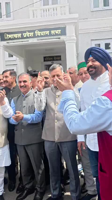 शिमला में मानसून सत्र के पहले दिन सदन में विपक्ष के हंगामे के बाद बाहर आकर नारेबाजी करते मुख्यमंत्री सुखविंदर सिंह सुक्ख