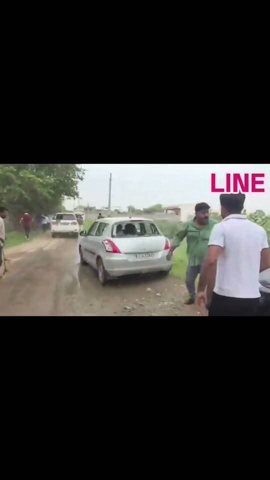 राजस्थान के रामपुरा-कंवरपुरा गांव में स्कूल का निरीक्षण करने पहुंचे CJP प्रवक्ता आशुतोष रांका और उनके साथियों पर हमला कर दिया गया. स्थानीय लोगों ने पहले रांका और उनकी टीम को दौड़ाया, फिर गाड़ियों पर लाठी-डंडों और पत्थरों से हमला कर दिया. आशुतोष रांका और उनकी टीम ने भागकर जान बचाई. इस हमले के बाद आशुतोष रांका ने आरोप लगाया कि भाजपा के गुंडों ने उनपर जानलेवा हमला किया, क्योंकि यहां तबेले में चल रहे स्कूल की पोल खोलने के लिए वह आए थे, जिससे भाजपा और उसकी सरकार बौखला गई.