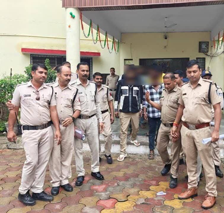 छतरपुर 🆕 छतरपुर शहर के थाना कोतवाली पुलिस ने रात्रि गश्त के दौरान बड़ी कुंजरहटी मोहल्ला में चल रहे जुंआ के फड़ में मारा छापा- संचालक जफ्फू खान सहित 13 जुंवारी गिरफ्तार- ₹1,27,000 नगद राशि बरामद
जुआ अधिनियम एवं संगठित अपराध धारा के तहत की गई कार्यवाही --- जुंआ संचालक आदतन अपराधी जाफिर उर्फ जफ्फू खान के विरुद्ध चोरी, मारपीट, गाली गलौज, अवैध वसूली, बलवा, हत्या का प्रयास, अवैध हथियार, अवैध शराब, जुंआ जैसे 35, आरोपी शाहरुख खान के विरुद्ध अवैध हथियार, अवैध शराब, अवैध वसूली, जुआ जैसे 6, आरोपी नफीस के विरुद्ध अवैध शराब जुआ जैसे 2, आरोपी शिवम रैकवार के विरुद्ध अवैध हथियार, मारपीट, जुआ जैसे 2 अपराध, फरार आरोपी जुआ संचालक शाहिद उर्फ सद्दू के विरुद्ध अवैध हथियार, अवैध वसूली, जुआ जैसे 3 अपराध दर्ज*
छतरपुर एसपी श्री रजत सकलेचा के निर्देशानुसार छतरपुर पुलिस द्वारा जुआ खेलने वालों एवं संचालन करने वालों के विरुद्ध निरंतर कार्यवाही की जा रही है।
विगत रात्रि गश्त के दौरान थाना कोतवाली पुलिस को बड़ी कुंजरहटी मोहल्ले में कुछ लोगों के जुआ खेलने की सूचना प्राप्त हुई, पुलिस टीम संबंधित स्थान पहुंची। सद्दू खान के घर के आंगन में संचालित जुवें के फड़ में जुआरी जुआ खेलते मिले, घेराबंदी कर पकड़ा गया। जुवे के फड़ व जुआरिओं से 1,27,000 रूपये नगद एवं ताश के पत्ते बरामद किये गए। पकड़े गए 13 अभियुक्तों एवं फरार संचालक सहित 14 आरोपियों ---👇👇
1. जफ्फू उर्फ जाफिर खान पिता जुम्मन खान निवासी बड़ी कुंजरेहटी मोहल्ला छतरपुर
2. मोहम्मद जावेद पिता रज्जन निवासी बसारी गेट के पास छतरपुर,
3. शरद उर्फ गोलू रावत पिता कल्लू रावत निवासी ग्राम हमा थाना कोतवाली छतरपुर
4. सीनू उर्फ जावेद खान पिता सफीक खान निवासी मातवाना मोहल्ला छतरपुर
5. बबलू नरेले पिता राधेलाल नरेले निवासी चौक बाजार छतरपुर
6. रितेश महोबिया पिता मुन्ना लाल महोबिया निवासी बकायन खिडकी मोहल्ला छतरपुर
7. धरमदास उर्फ हम्मू रैकवार पिता रामा रैकवार निवासी ग्राम पुर थाना महराजपुर हाल सेवाग्राम खजुराहो
8. प्रवीण राजौरिया पिता घनश्याम कोरी निवासी कमलानगर भोपाल, हाल रेल्वे स्टेशन के पास खजुराहो थाना खजुराहो जिला छतरपुर
9. शाहरूख उर्फ सानू खान पिता मोहम्मद रियाज निवासी ताज कालोनी पटवारी मोहल्ला छतरपुर
10. नफीस राईन पिता रफीक राईन निवासी बडी कुजरहटी मोहल्ला छतरपुर
11. बृजेन्द्र उर्फ पिलोठा प्रजापति पिता रघुवीर प्रजापति निवासी सेवाग्राम खजुराहो
12. अकरम राजा उर्फ नईम खान पिता महमूब खान निवासी मंजूर नगर खजुराहो
13. शिवम रैकवार पिता तुलसीदास रैकवार निवासी समनीगर मोहल्ला छतरपुर थाना कोतवाली छतरपुर
14. फरार आरोपी संचालक शाहिद खान उर्फ सद्दू खान निवासी बड़ी कुंजरहटी छतरपुर के विरुद्ध जुआ अधिनियम के तहत अपराध पंजीबद्ध कर विधिवत कार्यवाही की गयी। साथ ही आरोपियों के विरुद्ध भारतीय न्याय संहिता की संगठित अपराध की धारा के तहत भी कार्यवाही की गई।
जुंआ संचालक आदतन अपराधी जाफिर उर्फ जफ्फू खान के विरुद्ध चोरी, मारपीट, गाली गलौज, अवैध वसूली, बलवा, हत्या का प्रयास, अवैध हथियार, अवैध शराब, जुंआ जैसे 35, आरोपी शाहरुख खान के विरुद्ध अवैध हथियार, अवैध शराब, अवैध वसूली, जुआ जैसे 6, आरोपी नफीस के विरुद्ध अवैध शराब जुआ जैसे 2, आरोपी शिवम रैकवार के विरुद्ध अवैध हथियार, मारपीट, जुआ जैसे 2 अपराध, फरार आरोपी जुआ संचालक शाहिद उर्फ सद्दू के विरुद्ध अवैध हथियार, अवैध वसूली, जुआ जैसे 3 अपराध दर्ज हैं। फरार जुआ संचालक आरोपी शाहिद खान उर्फ सद्दू की तलाश की जा रही है। अभियुक्तों को न्यायालय पेश किया गया।
उक्त कार्यवाही में अतिरिक्त पुलिस अधीक्षक श्री आदित्य पटले एवं नगर पुलिस अधीक्षक श्री अरुण कुमार सोनी के मार्गदर्शन में थाना प्रभारी कोतवाली निरीक्षक सतीश सिंह, उप निरीक्षक वीरेंद्र रैकवार, प्रधान आरक्षक शैलेंद्र सिंह सेंगर, जानकी प्रसाद, आरक्षक कपेन्द्र, जगभान, राकेश, अभिषेक, रोहित, भूपेंद्र, अरविंद, संदीप, देशराज एवं टीम की भूमिका रही।
<nis:link nis:type=tag nis:id=chhatarpur nis:value=chhatarpur nis:enabled=true nis:link/>