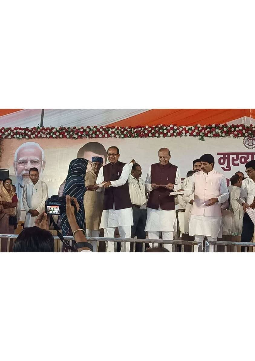• मुख्यमंत्री जन-विश्वास अभियान के अंतर्गत शाहगंज में जिला स्तरीय भ्रमण कार्यक्रम एवं शिविर आयोजित
• केंद्रीय कृषि मंत्री ने नागरिकों से किया संवाद, योजनाओं का लाभ लेने वाले हितग्राहियों को दी शुभकामनाएं
मुख्यमंत्री जन-विश्वास अभियान के अंतर्गत शाहगंज में जिला स्तरीय भ्रमण कार्यक्रम एवं शिविर आयोजित किया गया। कार्यक्रम में केंद्रीय कृषि मंत्री श्री शिवराज सिंह चौहान सहित जनप्रतिनिधियों एवं जिला अधिकारियों ने नागरिकों से संवाद कर उनकी समस्याएं सुनीं। अधिकांश प्रकरणों का मौके पर ही निराकरण कराया गया, जबकि अन्य आवेदनों के त्वरित निराकरण के लिए संबंधित अधिकारियों को निर्देश दिए गए। कलेक्टर श्री बालागुरू के. और जिला पंचायत सीईओ श्रीमती सर्जना यादव ने केंद्रीय कृषि मंत्री श्री चौहान एवं जनप्रतिनिधियों द्वारा दिए गए निर्देशों का प्रभावी क्रियान्वयन सुनिश्चित करने के लिए संबंधित अधिकारियों को निर्देशित किया।
इस अवसर पर केंद्रीय कृषि मंत्री श्री शिवराज सिंह चौहान ने कहा कि मुख्यमंत्री डॉ. मोहन यादव के नेतृत्व में मध्यप्रदेश में चलाया जा रहा मुख्यमंत्री जन-विश्वास अभियान जनता की सेवा करने और शासन के प्रति आमजन के विश्वास को और मजबूत करने की अभिनव पहल है। अभियान के माध्यम से मंत्री, जनप्रतिनिधि एवं जिला अधिकारी सीधे जनता के बीच पहुंचकर उनकी समस्याएं सुन रहे हैं और उनका निराकरण कर रहे हैं।
उन्होंने कहा कि सरकार की योजनाओं का उद्देश्य नागरिकों को आर्थिक रूप से सशक्त बनाना और उन्हें आत्मनिर्भरता की दिशा में आगे बढ़ाना है। उन्होंने अधिकारियों को निर्देश दिए कि पात्र नागरिकों को शासकीय योजनाओं का लाभ प्राप्त करना उनका अधिकार है, इसलिए उन्हें योजनाओं का लाभ लेने के लिए अनावश्यक रूप से कार्यालयों के चक्कर न लगाने पड़ें। उन्होंने अधिकारियों को नागरिकों की समस्याओं का प्राथमिकता से एवं त्वरित निराकरण सुनिश्चित करने के निर्देश दिए। कार्यक्रम के दौरान केंद्रीय कृषि मंत्री श्री चौहान ने विभिन्न शासकीय योजनाओं के हितग्राहियों को स्वीकृति पत्र भी प्रदान किए। इस अवसर पर बुधनी विधायक श्री रमाकांत भार्गव ने भी संबोधित किया।
हितग्राहियों से की वन टू वन चर्चा
केंद्रीय कृषि मंत्री श्री शिवराज सिंह चौहान ने शिविर में विभिन्न योजनाओं के हितग्राहियों से वन-टू-वन चर्चा कर पूछा कि उन्हें योजनाओं का लाभ आसानी से मिला या नहीं तथा लाभ प्राप्त करने में किसी प्रकार की परेशानी तो नहीं हुई। श्रीमती शारदा अहिरवार ने बताया कि उन्होंने पीएम मुद्रा योजना के अंतर्गत पहले 10 हजार रुपये का ऋण लिया था और अब 25 हजार रुपये का ऋण लेकर अपना व्यवसाय स्थापित किया है। श्री चंद्रप्रकाश ने बताया कि उद्यम क्रांति योजना के अंतर्गत उनका ऋण स्वीकृत हो गया है। वहीं श्री जितेंद्र एवं श्री भागीरथ ने बताया कि उन्हें प्रधानमंत्री आवास योजना का लाभ मिल चुका है, आवास की सभी किश्तें प्राप्त हो गई हैं और उनका पक्का मकान भी बनकर तैयार हो गया है। केंद्रीय कृषि मंत्री श्री चौहान ने हितग्राहियों से योजनाओं का लाभ मिलने के संबंध में जानकारी ली और उन्हें शुभकामनाएं दीं।
विभागों ने लगाए स्टॉल, शिविर में आए 68 आवेदन
कार्यक्रम में सभी विभागों द्वारा शासन की जनकल्याणकारी योजनाओं से नागरिकों को लाभान्वित करने के लिए स्टॉल भी लगाए गए। केंद्रीय कृषि मंत्री ने सभी पात्र हितग्राहियों को शासन की योजनाओं से लाभान्वित करने के निर्देश भी दिए। उन्होंने अभियान के अंतर्गत सीएम हेल्पलाइन, जनसुनवाई एवं लोक सेवा गारंटी अधिनियम के लंबित प्रकरणों के निराकरण पर विशेष जोर दिया। शाहगंज में आयोजित शिविर में कुल 68 आवेदन प्राप्त हुए।
यह थे उपस्थित
इस अवसर पर भाजपा जिला अध्यक्ष श्री नरेश मेवाड़ा, राज्य जनजातीय वित्त विकास निगम की अध्यक्ष श्रीमती निर्मला बारेला, राज्य पिछड़ा वर्ग एवं अल्पसंख्यक वित्त विकास निगम के अध्यक्ष श्री रवि मालवीय, शाहगंज नगर परिषद अध्यक्ष श्रीमती सोनम भार्गव, सिलाई कला बोर्ड के पूर्व अध्यक्ष श्री मनोहर लाल महेशवरी, बुधनी जनपद अध्यक्ष श्री महेंद्र शर्मा, सलकनपुर ट्रस्ट अध्यक्ष श्री महेश उपाध्याय, एसपी श्रीमती सोनाक्षी सक्सेना, डीएफओ श्रीमती अर्चना पटेल, एसडीएम श्री संजीव कुमार नागू, नगर परिषद के सीएमओ श्री रामानुज मिश्रा, जनपद सीईओ श्रीमती सुप्रिया दुफरे, श्री अर्जुन मालवीय, श्री सुनील गौर, श्री आजाद सिंह राजपूत सहित अनेक जनप्रतिनिधि, अधिकारी एवं गणमान्य नागरिक उपस्थित थे।
#JansamparkMP #CMMadhyaPradesh #MadhyaPradesh #sehore