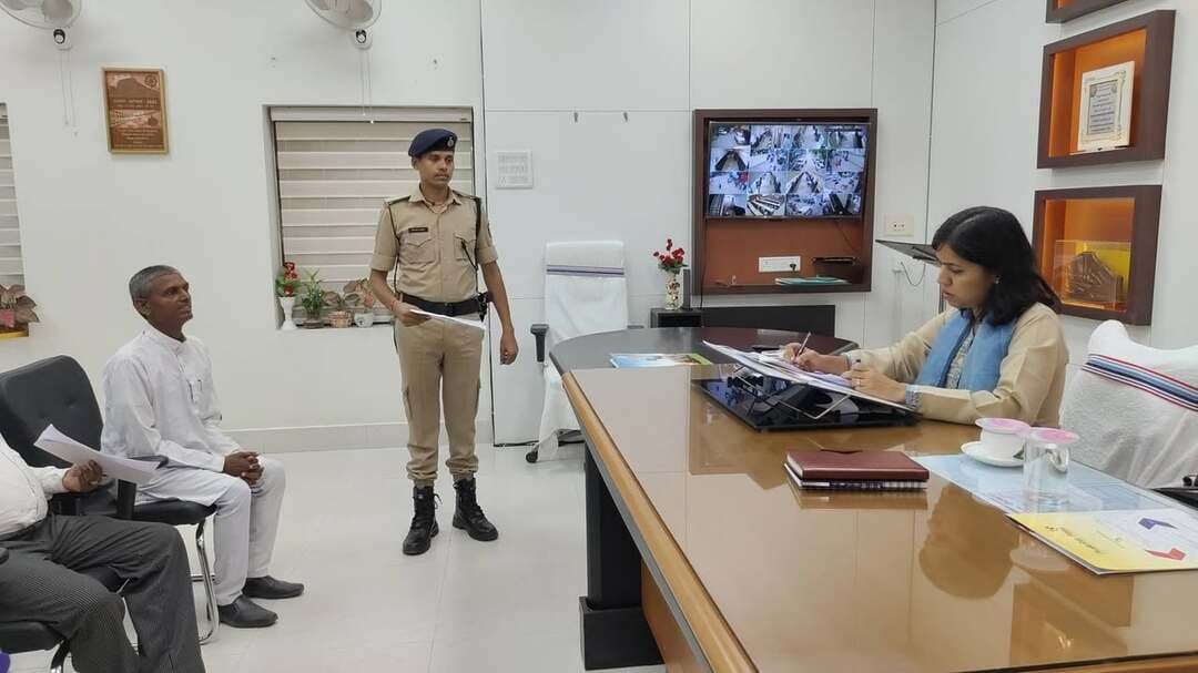 प्रेस विज्ञप्ति
स्थान : नालंदा
दिनांक : 21 अगस्त 2026
..........................................
*नालंदा जिलाधिकारी ने 23 जन-शिकायतों पर की सुनवाई, अधिकारियों की तय की जवाबदेही*
*जन-शिकायतों के समयबद्ध एवं गुणवत्तापूर्ण निष्पादन को सर्वोच्च प्राथमिकता; संबंधित अधिकारियों को त्वरित एवं संवेदनशील कार्रवाई के निर्देश।*
*नालंदा जिलाधिकारी द्वारा आज दिनांक 21 अगस्त 2026 को आयोजित जन-सुनवाई में आम नागरिकों की समस्याओं एवं शिकायतों को गंभीरतापूर्वक सुना गया। इस दौरान कुल 23 जन-शिकायतों पर सुनवाई करते हुए जिलाधिकारी ने संबंधित अधिकारियों को मामलों के समयबद्ध, गुणवत्तापूर्ण एवं संवेदनशील निष्पादन के लिए स्पष्ट दिशा-निर्देश दिए।*
जन-सुनवाई के दौरान शिक्षक नियोजन, ईमादपुर स्थित श्मशान की भूमि को अतिक्रमणमुक्त कराने एवं श्मशान की घेराबंदी के लिए राशि उपलब्ध कराने, परिमार्जन, आम गैरमजरूआ भूमि पर अतिक्रमण कर रास्ता अवरुद्ध करने, विगत 15 वर्षों से बंद स्वास्थ्य केंद्र डुमरावां को पुनः चालू कराने तथा सेवांत लाभ की राशि का भुगतान नहीं होने सहित विभिन्न मामलों की सुनवाई की गई।
सेवांत लाभ की राशि के भुगतान एवं शिक्षक नियोजन से संबंधित शिकायतों के निष्पादन के लिए जिला शिक्षा पदाधिकारी, नालंदा को आवश्यक कार्रवाई करने का निर्देश दिया गया।
ईमादपुर स्थित श्मशान की भूमि को अतिक्रमणमुक्त कराने तथा श्मशान की घेराबंदी के लिए आवश्यक राशि उपलब्ध कराने से संबंधित शिकायतों के निष्पादन हेतु अपर समाहर्ता, नालंदा को निर्देशित किया गया।
परिमार्जन से संबंधित शिकायतों के त्वरित निष्पादन के लिए अंचल अधिकारी, बेन को आवश्यक कार्रवाई करने का निर्देश दिया गया।
विगत 15 वर्षों से बंद स्वास्थ्य केंद्र, डुमरावां को पुनः चालू कराने से संबंधित मामले के निष्पादन हेतु डीपीएम, स्वास्थ्य को आवश्यक कार्रवाई सुनिश्चित करने का निर्देश दिया गया।
वहीं, आम गैरमजरूआ भूमि पर अतिक्रमण कर रास्ता अवरुद्ध करने से संबंधित शिकायत के निष्पादन के लिए भी अपर समाहर्ता, नालंदा को आवश्यक कार्रवाई करने हेतु निर्देशित किया गया।
जन-सुनवाई के दौरान जिलाधिकारी ने अधिकारियों को स्पष्ट रूप से निर्देश दिया कि आम नागरिकों की समस्याओं के समाधान में किसी भी स्तर पर शिथिलता, लापरवाही अथवा अनावश्यक विलंब स्वीकार नहीं किया जाएगा। सभी संबंधित अधिकारी शिकायतों का नियमानुसार त्वरित एवं गुणवत्तापूर्ण निष्पादन सुनिश्चित करें तथा आवेदकों को उनके मामलों में की गई कार्रवाई से अवगत कराएं।
Samrat Choudhary
CMO Bihar
Information & Public Relations Department, Government of Bihar
Revenue and Land Reforms Dept, Govt. of Bihar
State Health Society, Bihar
Bihar Health Department
Bihar Education Department