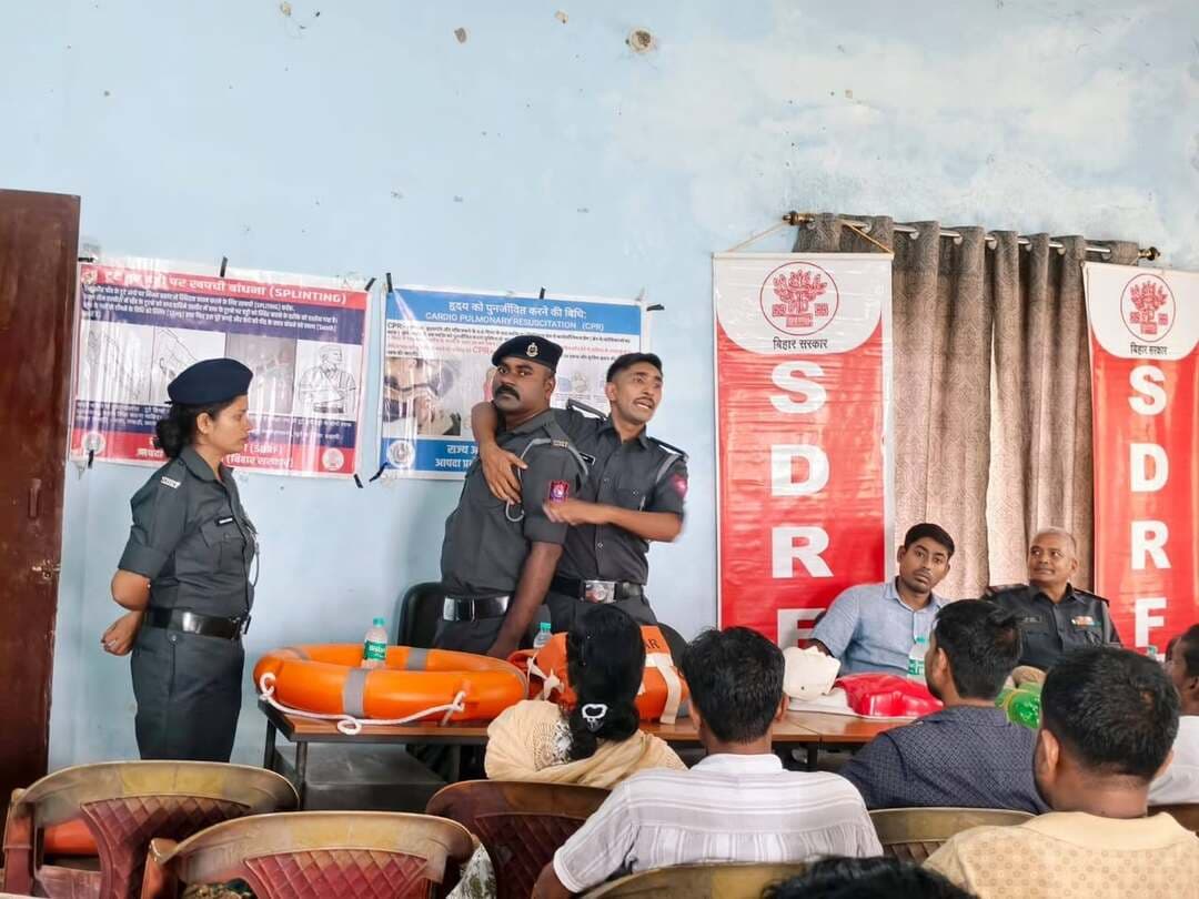 नालंदा जिला अंतर्गत रहुई अंचल कार्यालय में आपदा प्रबंधन मॉकड्रिल का आयोजन
आज दिनांक 21.08.2026 को रहुई अंचल कार्यालय परिसर में आपदा प्रबंधन से बचाव हेतु मॉकड्रिल (पूर्वाभ्यास) का सफल आयोजन किया गया। इस कार्यक्रम में स्थानीय लोगों एवं कर्मचारियों को डूबने से बचाव एवं वज्रपात से सुरक्षित रहने के व्यावहारिक तरीके सिखाए गए।
कार्यक्रम की मुख्य बिंदु:
• डूबने से बचाव के उपाय: SDRF द्वारा जलभराव या बाढ़ की स्थिति में डूबते हुए व्यक्ति को बचाने की विभिन्न तकनीकों और प्राथमिक उपचार का व्यावहारिक प्रदर्शन किया गया।
• उकड़ूं विधि: वज्रपात (आकाशीय बिजली) के दौरान जीवन रक्षा हेतु 'उकड़ूं बैठना' विधि का अभ्यास कराया गया, जिससे बिजली की चपेट में आने का जोखिम न्यूनतम हो जाता है।
• आई.ई.सी. (IEC) सामग्री का वितरण: जन-जागरूकता को बढ़ावा देने के लिए सूचना, शिक्षा और संचार (IEC) सामग्री जैसे पर्चे वितरित किए गए, जिनमें आपदा प्रबंधन से जुड़े दिशा-निर्देश अंकित थे।
उपस्थित जनसमूह ने इस प्रशिक्षण में अत्यधिक रुचि दिखाई तथा सिखाई गई तकनीकों का मनोयोग से अभ्यास किया। कार्यक्रम का मुख्य उद्देश्य आपदा के समय त्वरित निर्णय लेने और जीवन रक्षा की क्षमता को मजबूत करना था।
Samrat Choudhary
CMO Bihar
Information & Public Relations Department, Government of Bihar
Disaster Management Department Govt. of Bihar