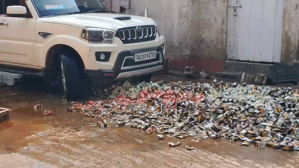 आज मोहनिया थाना परिसर में शराब का विनष्टीकरण किया गया जिसमें लगभग 688 लीटर शराब विभिन्न कांडों में जप्त को स्कॉर्पियो के नीचे दबकर नष्ट किया गया है।