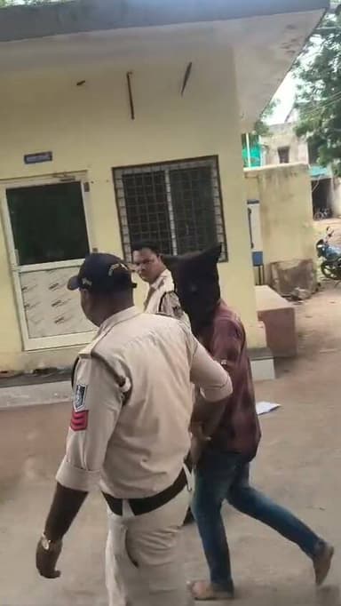 पुलिस ने लूट के 3 आरोपी 24 घंटे में पकड़े
श्योपुर के विजयपुर थाना पुलिस ने लूट की वारदात का 24 घंटे के भीतर खुलासा करते हुए तीन आरोपियों को गिरफ्तार किया है। पुलिस के अनुसार 20 अगस्त को फरियादी आकाशा वितल ने अज्ञात आरोपियों के खिलाफ लूट की रिपोर्ट दर्ज कराई थी।
पुलिस ने तकनीकी सहायता और साइबर सेल की मदद से अजयपाल रावत, रंजीत रावत और संजय रावत को गिरफ्तार किया।
#श्योपुर #विजयपुर