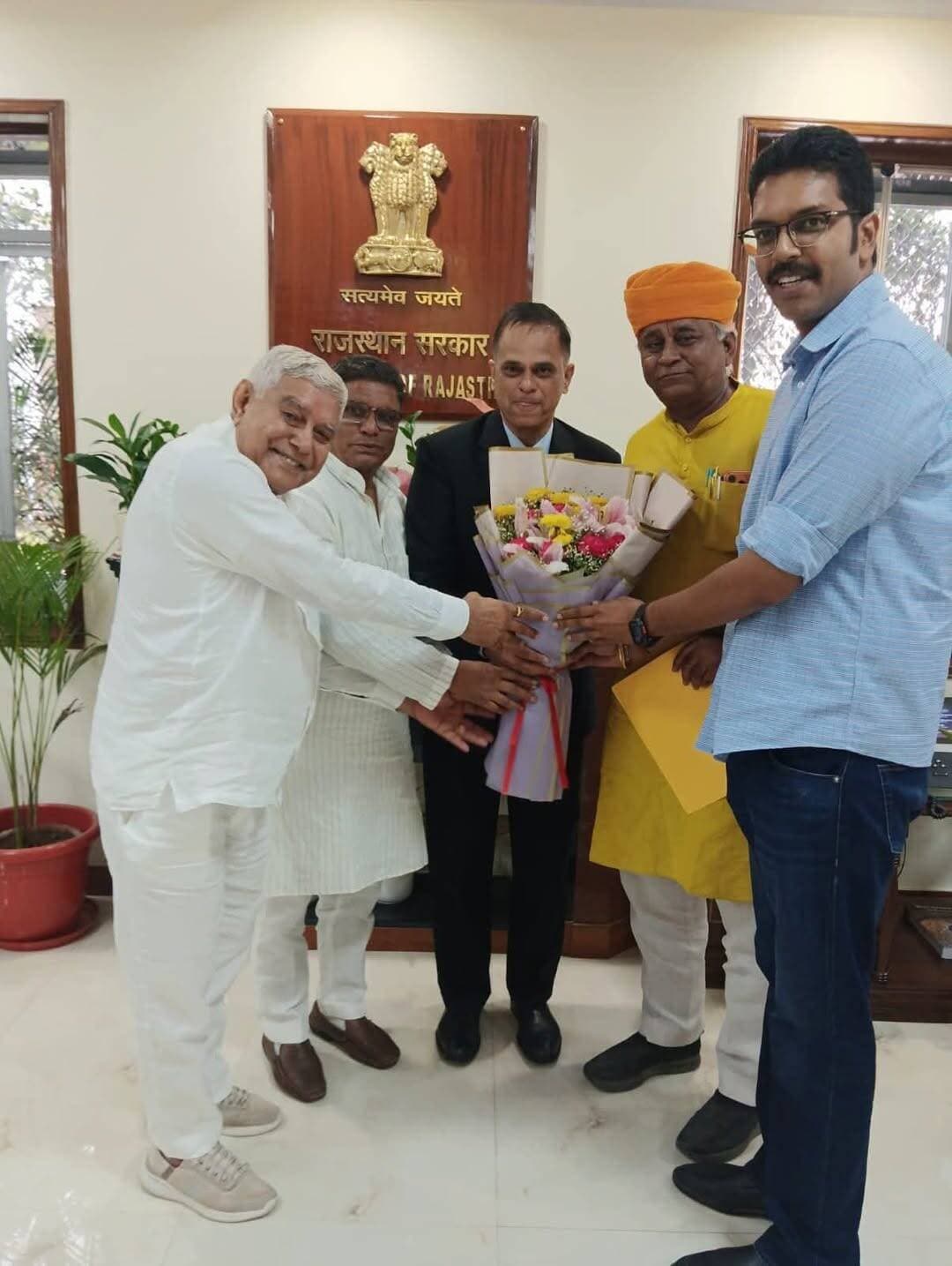 राजस्थान के मुख्य सचिव श्री वी. श्रीनिवास जी से शिष्टाचार भेंट कर उन्हें केंद्र सरकार द्वारा 6 माह का कार्यकाल विस्तार मिलने पर शुभकामनाएँ प्रेषित कर बधाई दी।
इस अवसर पर कोलायत विधायक श्री अंशुमान सिंह जी भाटी, श्रीडूंगरगढ़ विधायक श्री ताराचंद सारस्वत एवं बीकानेर पश्चिम विधायक श्री जेठानंद व्यास,विश्वनाथ मेघवाल ।