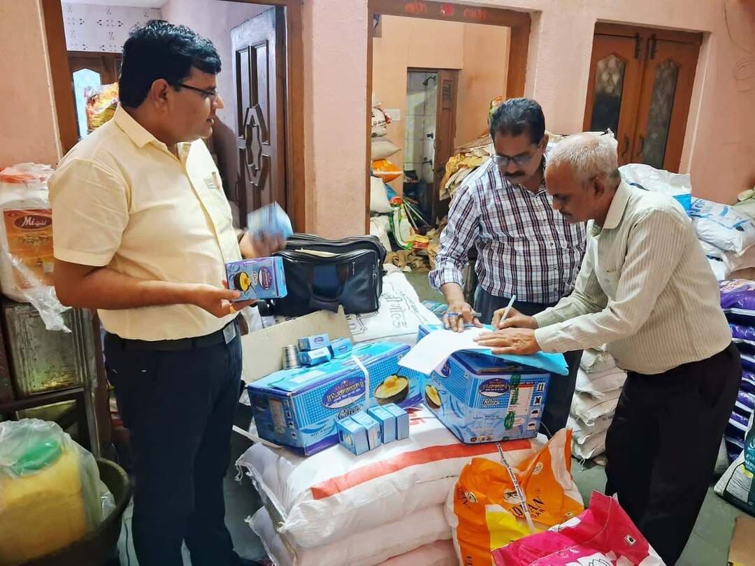 340 रुपये प्रति लीटर बिक रहा था घी,152 लीटर घी का स्टॉक जप्त
शिकायत पर गोपी मिष्ठान भंडार का निरीक्षण, 6 मिठाइयों के नमूने लिए
नीमच, 21 अगस्त 2026। नियंत्रक, खाद्य एवं औषधि प्रशासन, मध्यप्रदेश, भोपाल एवं कलेक्टर श्री हिमांशु चंद्रा के निर्देशानुसार तथा अपर कलेक्टर एवं जिला अभिहित अधिकारी के मार्गदर्शन में जिले में मिलावटी एवं अमानक खाद्य पदार्थों के विरुद्ध कार्रवाई सतत जारी है।
इसी क्रम में सीएम हेल्पलाइन पर प्राप्त शिकायत के निराकरण के लिए खाद्य सुरक्षा टीम ने तिलक मार्ग स्थित गोपी मिष्ठान भंडार का आकस्मिक निरीक्षण किया। निरीक्षण के दौरान गुलाब पाक, गुलाब जामुन, मावा बर्फी, मलाई बर्फी, बेसन लड्डू एवं अंजीर बर्फी के एक-एक नमूने सहित कुल 6 नमूने जांच हेतु लिए गए। नमूनों को जांच के लिए राज्य खाद्य प्रयोगशाला, भोपाल भेजा जाएगा तथा रिपोर्ट के आधार पर नियमानुसार कार्रवाई की जाएगी।
वहीं, 19 अगस्त को मनासा के कोर्ट रोड स्थित सोमानी ट्रेडर्स से शिवाय रुद्रांश ब्रांड के घी के 4 नमूने लिए गए। मिलावट की आशंका पर लगभग 152 लीटर घी, जिसकी अनुमानित कीमत 52 हजार रुपये है, जप्त किया गया। उक्त घी 340 रुपये प्रति लीटर की दर से विक्रय किया जा रहा था। जांच रिपोर्ट प्राप्त होने तक घी का विक्रय नहीं करने के निर्देश दिए गए हैं।
इसके अलावा विभिन्न डेयरियों एवं ढाबों से पनीर, मावा, दही, छाछ एवं घी के नमूने लिए गए। इस प्रकार तीन दिनों में कुल 21 खाद्य पदार्थों के नमूने जांच हेतु लिए गए हैं।
खाद्य सुरक्षा विभाग द्वारा जिले में मिलावटी खाद्य पदार्थों तथा एनालॉग पनीर एवं नॉन-डेयरी उत्पादों के निर्माण, भंडारण एवं विक्रय के विरुद्ध अभियान निरंतर जारी रहेगा।
कार्यवाही में खाद्य सुरक्षा अधिकारी श्री राजू सोलंकी, श्री यशवंत कुमार शर्मा एवं टीम के अन्य सदस्य शामिल रहे।
CM Madhya Pradesh
Jansampark Madhya Pradesh
Department of Food, Civil Supplies & Protection - Madhya Pradesh
#Neemuch
#नीमच