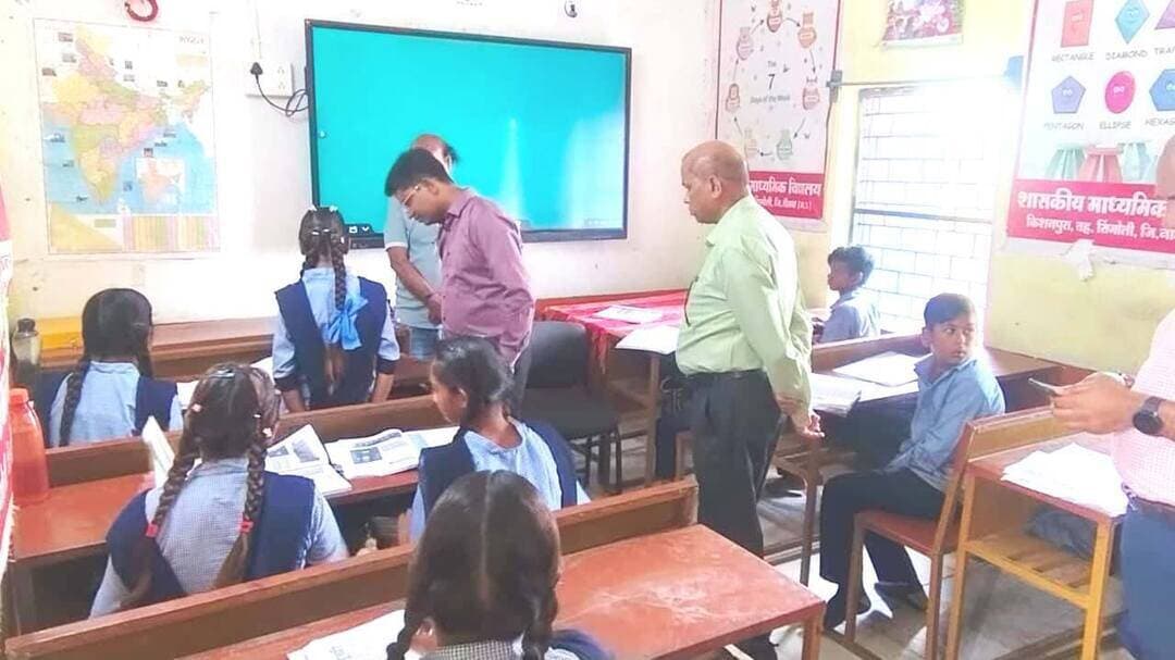 जिला पंचायत सीईओ ने किशनपूरा के शासकीय प्राथमिक एवं माध्यमिक विद्यालय का किया निरीक्षण
बोर्ड पर प्रश्न हल करवाकर सीईओ ने परखी विद्यार्थियों की शैक्षणिक दक्षता
विद्यार्थियों को लक्ष्य निर्धारित कर नियमित अध्ययन करने की दी सीख
नीमच, 21 अगस्त 2026। मुख्यमंत्री जन-विश्वास अभियान के तहत जिला पंचायत सीईओ श्री अमन वैष्णव एवं अपर कलेक्टर श्री बी.एस. कलेश ने शुक्रवार को विकासखंड जावद की सिंगोली तहसील के ग्राम किशनपूरा स्थित शासकीय प्राथमिक एवं माध्यमिक विद्यालय का निरीक्षण किया। इस दौरान उन्होंने विद्यालय में शैक्षणिक गतिविधियों, विद्यार्थियों की सीखने की क्षमता और शिक्षण व्यवस्था का जायजा लिया।
निरीक्षण के दौरान जिला पंचायत सीईओ श्री वैष्णव ने विद्यार्थियों से बोर्ड पर प्रश्न हल करवाकर उनकी विषयगत समझ और शैक्षणिक दक्षता को परखा। प्राथमिक विद्यालय में शैक्षणिक स्तर अपेक्षानुरूप नहीं पाए जाने पर उन्होंने प्रधानाध्यापक को कारण बताओ नोटिस जारी करने के निर्देश दिए। वहीं माध्यमिक विद्यालय में उन्होंने विद्यार्थियों की शैक्षणिक दक्षता पर संतोष व्यक्त किया।
सीईओ ने विद्यार्थियों से बातचीत करते हुए उन्हें नियमित अध्ययन करने और अपने लिए लक्ष्य निर्धारित कर आगे बढ़ने की समझाइश दी। उन्होंने कहा कि पढ़ाई में निरंतर अभ्यास और शिक्षकों का मार्गदर्शन विद्यार्थियों की प्रगति में महत्वपूर्ण भूमिका निभाता है।
उन्होंने विद्यालय में संचालित गतिविधि-आधारित शिक्षण का भी अवलोकन किया और शिक्षकों को ऐसी शिक्षण पद्धतियों को और प्रभावी ढंग से अपनाने के निर्देश दिए। इस दौरान उन्होंने कक्षाओं में विद्यार्थियों के साथ बैठकर अध्यापन कार्य देखा तथा पढ़ाई में बच्चों की भागीदारी की सराहना की।
विद्यालय में विद्यार्थियों के बैठने की व्यवस्था और उपलब्ध बेंचों की गुणवत्ता भी देखी। उन्होंने कहा कि बच्चों को अच्छी शिक्षा के साथ स्वच्छ, सुरक्षित और सुविधाजनक वातावरण मिलना भी जरूरी है।
निरीक्षण के दौरान एसडीएम श्री संजीव साहू, जिला परियोजना समन्वयक श्री दिलीप व्यास सहित संबंधित अधिकारी एवं विद्यालय का शिक्षकीय स्टाफ उपस्थित रहा।
CM Madhya Pradesh
Jansampark Madhya Pradesh
Department of School Education, Madhya Pradesh
#MukhymantriJanVishwasAbhiyan
#हर_शुक्रवार_जनता_के_नाम
#Neemuch
#नीमच