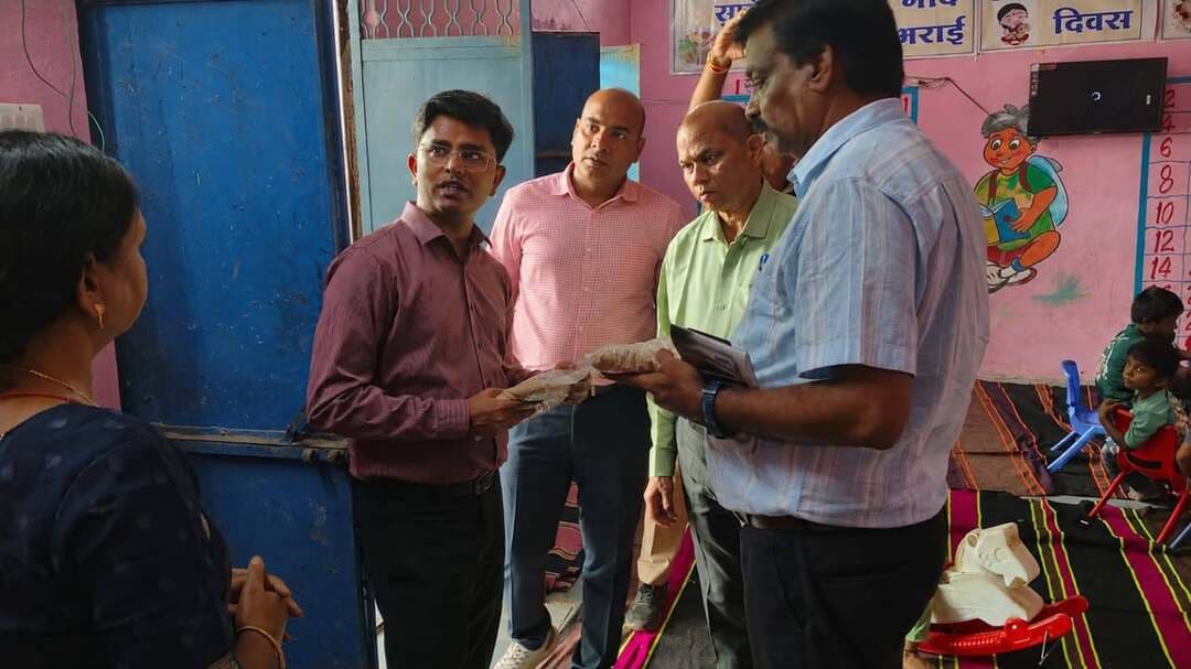 जिला पंचायत सीईओ ने आंगनवाड़ी केंद्र में परखी पोषण आहार की गुणवत्ता
नीमच, 21 अगस्त 2026। मुख्यमंत्री जन विश्वास अभियान के तहत जिला पंचायत सीईओ श्री अमन वैष्णव ने शुक्रवार को जावद तहसील के ग्राम पंचायत किशनपुरा स्थित आंगनवाड़ी केंद्र का निरीक्षण किया। उन्होंने आंगनवाड़ी में बच्चों को उपलब्ध कराए जा रहे पोषण आहार एवं मध्यान्ह भोजन की गुणवत्ता का जायजा लिया।
निरीक्षण के दौरान जिला पंचायत सीईओ श्री अमन वैष्णव एवं एडीएम श्री बी.एस.कलेश ने बच्चों को दिए जा रहे भोजन की गुणवत्ता,स्वच्छता एवं निर्धारित मानकों के अनुरूप वितरण की स्थिति का अवलोकन किया। उन्होंने संबंधित अधिकारियों को बच्चों को गुणवत्तापूर्ण एवं पौष्टिक भोजन उपलब्ध कराने तथा स्वच्छता के मानकों का विशेष रूप से पालन सुनिश्चित करने के निर्देश दिए।
जिला पंचायत सीईओ ने आंगनवाड़ी केंद्र में कुपोषित बच्चों के स्वास्थ्य प्रबंधन, नियमित टीकाकरण, गर्भवती एवं धात्री महिलाओं को उपलब्ध कराई जा रही स्वास्थ्य सेवाओं तथा बच्चों एवं महिलाओं के स्वास्थ्य परीक्षण की जानकारी ली। उन्होंने आंगनवाड़ी केंद्र से वितरित किए जा रहे टेक होम राशन के सैंपल का भी निरीक्षण किया तथा संबंधित अधिकारी को निर्धारित मात्रा एवं गुणवत्ता के अनुरूप टेक होम राशन उपलब्ध कराने के निर्देश दिए।
निरीक्षण के दौरान एसडीएम श्री संजीव साहू, जिला परियोजना अधिकारी श्री राजेश गुप्ता, परियोजना अधिकारी श्रीमती सीमा सोलंकी सहित महिला एवं बाल विकास विभाग के संबंधित अधिकारी उपस्थित रहे।
CM Madhya Pradesh
Jansampark Madhya Pradesh
Department Of Women Child Development, Madhya Pradesh
#MukhymantriJanVishwasAbhiyan
#हर_शुक्रवार_जनता_के_नाम
#नीमच
#Neemuch