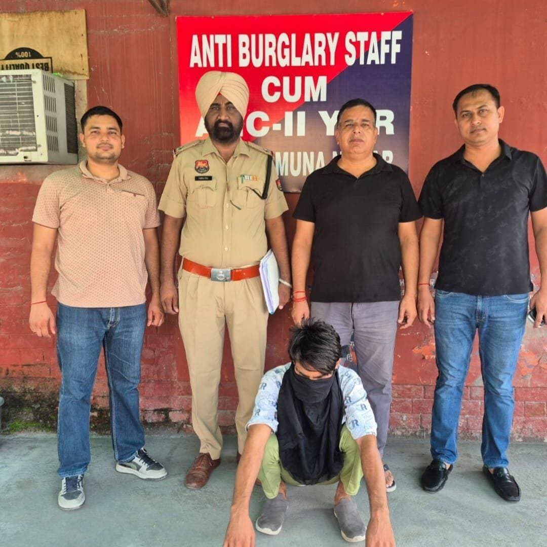 एंटी बरगली स्टाफ कम एंटी नारकोटिक सेल टू की टीम ने करीब 10 लाख रुपए कीमत की 261.44 ग्राम हेरोइन (स्मैक) सहित एक आरोपी को किया गिरफ्तार।
21अगस्त 2026 पुलिस प्रवक्ता ने जानकारी देते हुए बताया कि पुलिस अधीक्षक कमलदीप गोयल के मार्गदर्शन में जिला पुलिस की विभिन्न टीमें नशा तस्करों पर लगातार कड़ी कार्रवाई कर रही है। इसी कड़ी कार्यवाही करते हुए एंटी बरगली स्टाफ कम एंटी नारकोटिक सेल टू की टीम ने उत्तर प्रदेश से जिले में नशे की तस्करी करते हुए कलानौर बॉर्डर से एक युवक को गिरफ्तार किया है। जिसके पास से करीब 10 लाख रुपए कीमत की 261.44 ग्राम हेरोइन (स्मैक) बरामद हुई है। आरोपी के खिलाफ एनडीपीएस एक्ट के तहत केस दर्ज किया गया और उसे कोर्ट में पेश कर चार दिन के रिमांड पर लिया गया है। पुलिस मामले की जांच कर रही है।
इंचार्ज रमन चंदेल नें जानकारी देते हुए बताया कि उनको गुप्त सूचना मिली कि एक युवक उत्तर प्रदेश से कलानौर बॉर्डर से होता हुआ हरियाणा में नशे की भारी खेप लेकर प्रवेश करेगा। इस सूचना के आधार पर उप निरीक्षक गुलशन, सतीश कुमार, एएसआई कुलदीप, सुशील व रोहित की टीम का गठन किया गया। टीम ने कलानौर बॉर्डर पर जाकर गुप्त सूचना के आधार पर पैदल आ रहे युवक को गिरफ्तार किया। मौके पर ड्यूटी मजिस्ट्रेट ई टी ओ सौरभ को बुलाया गया। जिनके सामने पकड़े गए युवक की तलाशी लिए तो उसके पास से 261.44 ग्राम हीरोइन (स्मैक) बरामद हुई। पूछताछ में आरोपी की पहचान उत्तर प्रदेश के जिले सहारनपुर के गांव निवासी दानिश के नाम से हुई। आरोपी के खिलाफ एनडीपीएस एक्ट के तहत केस दर्ज किया गया और उसे कोर्ट में पेश कर चार दिन के रिमांड पर लिया गया है।
इंचार्ज रमन चंदेल ने बताया कि फिलहाल रिमांड के दौरान आरोपी से पूछताछ की जा रही है। आरोपी ने यह सप्लाई कहां देनी थी है रिमांड के दौरान खुलासा होगा। पकड़ी गई हीरोइन की कीमत करीब 10 लाख रुपए बताई जा रही है। आरोपी पर पहले भी चोरी के दो मामले दर्ज है जो कोर्ट में विचाराधीन है।