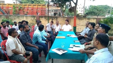 अंतिम सोमवारी को लेकर दलसिंहसराय थाना परिसर में बैठक,आर्केस्ट्रा, नाँच पर रोक,पुलिस बल की प्रतिन्युक्ति
#दलसिंहसराय।अंतिम सोमवारी के दौरान शांति व्यवस्था को लेकर शुक्रवार को स्थानीय थाना परिसर में शांति समित की बैठक किया गया.रविवार को कावर यात्रा को लेकर आर्केस्ट्रा, नांच, डांस पर रोक रहेगी.जगह जगह पुलिस बल की प्रतिन्युक्ति रहेगी।