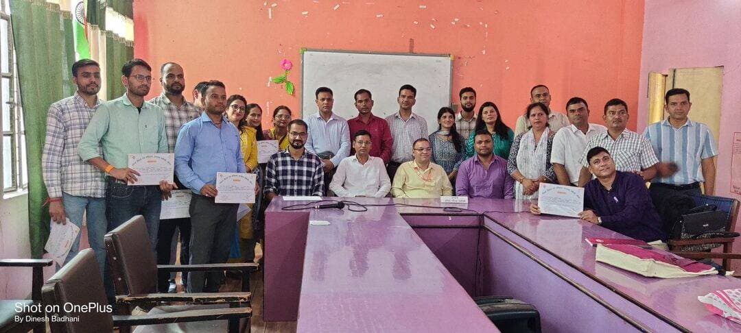 जिला शिक्षा एवं प्रशिक्षण संस्थान चमोली (गौचर ) में पाँच दिवसीय बेसिक कंप्यूटर प्रशिक्षण कार्यक्रम का आयोजन
गौचर, चमोली। जिला शिक्षा एवं प्रशिक्षण संस्थान चमोली ( गौचर) में पाँच दिवसीय बेसिक कंप्यूटर प्रशिक्षण कार्यक्रम का सफलतापूर्वक आयोजन किया गया। प्रशिक्षण का उद्देश्य प्रतिभागियों को कंप्यूटर के व्यावहारिक ज्ञान के साथ-साथ कार्यालयीन कार्यों एवं विभिन्न ऑनलाइन पोर्टल्स के उपयोग में दक्ष बनाना था।
प्रशिक्षण कार्यक्रम में प्राथमिक विद्यालयों के बीस प्रतिभागियों ने उत्साहपूर्वक प्रतिभाग किया। प्रशिक्षण का समन्वय रविन्द्र सिंह बर्त्वाल द्वारा किया गया। प्रशिक्षण में मास्टर ट्रेनर दिनेश बधानी एवं आलोक रंजन नेगी द्वारा प्रतिभागियों को विभिन्न विषयों पर व्यावहारिक एवं उपयोगी जानकारी प्रदान की गई।
पाँच दिवसीय प्रशिक्षण के दौरान माइक्रोसॉफ्ट ऑफिस के अंतर्गत एम एस पेंट, एम एस वर्ड, एम एस एक्सेल एवं एम एस पॉवरपॉइंट का विस्तृत प्रशिक्षण दिया गया। प्रतिभागियों को दस्तावेज तैयार करने, टेबल एवं गणना करने, प्रेजेंटेशन बनाने तथा कंप्यूटर पर दैनिक कार्यालयीन कार्यों को सरल एवं प्रभावी ढंग से करने का अभ्यास कराया गया।
इसके साथ ही प्रशिक्षण में आर्टिफिशियल इंटैलिजेंस (AI), कैनवा एवं चैट जीपीटी जैसे आधुनिक डिजिटल टूल्स के उपयोग की जानकारी भी दी गई। प्रतिभागियों को विभिन्न विभागीय एवं शैक्षिक कार्यों के लिए एजुकेशन पोर्टल, पीएफएमएस, यूडाइस आदि ऑनलाइन पोर्टल्स के उपयोग एवं डिजिटल कार्यप्रणाली से भी अवगत कराया गया।
प्रशिक्षण के दौरान प्रतिभागियों को हैंड्स ऑन प्रैक्टिस के माध्यम से सीखने का अवसर मिला, जिससे वे प्रशिक्षण में प्राप्त ज्ञान का उपयोग अपने दैनिक कार्यालयीन एवं शैक्षिक कार्यों में प्रभावी रूप से कर सकें।
कार्यक्रम के समापन अवसर पर प्रतिभागियों ने प्रशिक्षण को उपयोगी एवं ज्ञानवर्धक बताते हुए कहा कि आधुनिक तकनीक, ए आई टूल्स एवं डिजिटल पोर्टल्स की जानकारी से उनके कार्यों को अधिक सरल, तेज एवं प्रभावी बनाने में सहायता मिलेगी।