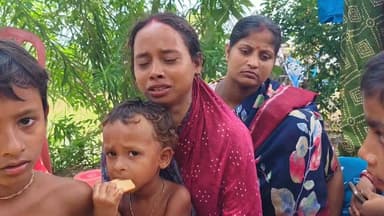 নারিকেল পাড়তে গিয়ে রহস্যজনক কামড়, রাতেই মৃত্যু সিভিল ডিফেন্স কর্মীর।
গঙ্গাসাগরের লাইট হাউস মোড় এলাকায় এক অত্যন্ত মর্মান্তিক ঘটনায় শোকের ছায়া নেমে এসেছে। মৃত যুবকের নাম কমল দাস, বয়স আনুমানিক ৩০ বছর। পরিবারের দাবি, নারিকেল পাড়তে গিয়ে তাঁর হাতে কোনও একটি প্রাণী বা পোকামাকড় কামড় দেয়। তবে ঘটনার পর প্রথমদিকে তাঁর তেমন কোনও শারীরিক সমস্যা দেখা যায়নি।
পরিবার সূত্রে জানা গিয়েছে, রাতের দিকে আচমকাই কমল দাসের শ্বাস-প্রশ্বাস নিতে কষ্ট শুরু হয় এবং ক্রমশ তিনি শারীরিকভাবে দুর্বল হয়ে পড়েন। পরিস্থিতির অবনতি হওয়ায় পরিবারের সদস্যরা তড়িঘড়ি তাঁকে হাসপাতালে নিয়ে যান। কিন্তু শেষ রক্ষা হয়নি। হাসপাতালেই তাঁর মৃত্যু হয়।
জানা গিয়েছে, কমল দাস সিভিল ডিফেন্সের কাজে যুক্ত ছিলেন। তাঁর অকালমৃত্যুতে পরিবারে নেমে এসেছে গভীর শোকের ছায়া। রেখে গেলেন দুই ছোট সন্তানকে—একজনের বয়স প্রায় ১০ বছর এবং অন্যজনের বয়স মাত্র আড়াই বছর। পরিবারের সদস্যরা কান্নায় ভেঙে পড়েছেন। এই মর্মান্তিক ঘটনাকে ঘিরে এলাকাজুড়ে চাঞ্চল্য ছড়িয়ে পড়েছে।
প্রশাসনের পক্ষ থেকে মৃত কমল দাসের পরিবারের পাশে থাকার আশ্বাস দেওয়া হয়েছে বলে পরিবার সূত্রে জানা গিয়েছে।
#gangasagar #sagardwip #news #snakebite #snake #deathnews
গঙ্গাসাগর বেলাভূমি.com