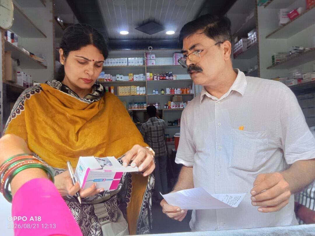 औषधि निरीक्षक डॉ आकांक्षा गरुड ने जिला अस्पताल भिण्ड के समीप स्थित मेडिकल स्टोरों का किया औचक निरीक्षण
दवाओं की खरीदी बिक्री की पूरी जानकारी तीन दिवस के भीतर प्रस्तुत करने के दिए निर्देश
नियंत्रक खाद्य एवं औषधि प्रशासन भोपाल (म.प्र.), कलेक्टर भिण्ड एवं मुख्य चिकित्सा एवं स्वास्थ्य अधिकारी भिण्ड के निर्देशानुसार औषधि निरीक्षक डॉ आकांक्षा गरुड़ द्वारा जिला अस्पताल भिण्ड के समीप स्थित मेडिकल स्टोरों का औचक निरीक्षण किया गया। औचक निरीक्षण में जय मेडिकल एंड सर्जिकल्स, प्रकाश मेडिकल स्टोर, सूरज श्री मेडिकल स्टोर, विराग मेडिकोस, जय गुरुदेव मेडिकल स्टोर एवं अशोक मेडिकल स्टोर का निरीक्षण किया गया एवं सैम्पल लिए जाकर भोपाल स्थित औषधि प्रयोगशाला में जांच एवं परीक्षण हेतु भेजे जाने की कार्यवाही प्रस्तावित की जा रही है।
दुकान मालिकों को दवाओं की खरीदी बिक्री की पूरी जानकारी तीन दिवस के भीतर प्रस्तुत करने के निर्देश दिए गए। समयावधि में जानकारी नहीं प्रस्तुत करने पर नियमानुसार आगामी कार्यवाही सुनिश्चित की जावेगी। निरीक्षण के दौरान उचित स्थान पर लाइसेंस का प्रदर्शन, दुकानों पर फार्मसिस्ट की उपलब्धता, दुकानों की साफ-सफाई, एक्सपाइरी दवाओं के लिए उचित व्यवस्था, स्टॉक रजिस्टर, फ्रिज में संधारित की जाने वाली औषधियों का रख रखाव, बिना पंजीकृत चिकित्सक के पर्चे के शेड्यूल औषधियों का विक्रय नहीं किए जाने एवं औषधियों के क्रय विक्रय अभिलेख का संधारण नियमानुसार रखने संबंधी दिशा निर्देश दिए।
<nis:link nis:type=tag nis:id=cmmadhyapradesh nis:value=CMMadhyaPradesh nis:enabled=true nis:link/>
<nis:link nis:type=tag nis:id=jansamparkmp nis:value=JansamparkMP nis:enabled=true nis:link/>
Directorate of Health Services, Madhya Pradesh
<nis:link nis:type=tag nis:id=भिण्ड nis:value=भिण्ड nis:enabled=true nis:link/>
<nis:link nis:type=tag nis:id=bhind nis:value=Bhind nis:enabled=true nis:link/>