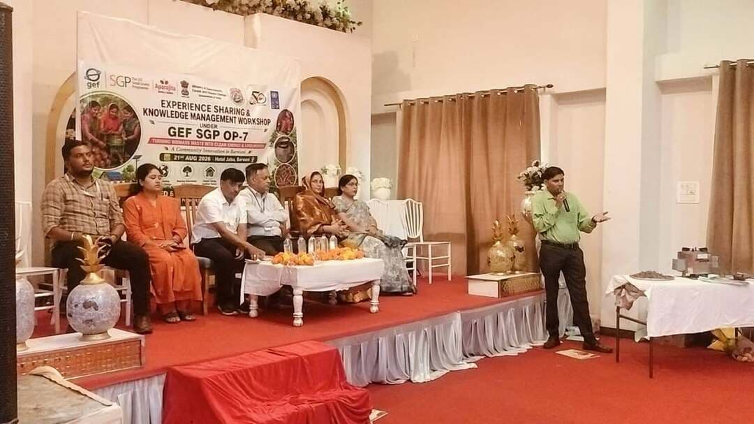 “Turning Biomass Waste into Clean Energy and Livelihood” विषय पर जिला स्तरीय Experience Sharing एवं Knowledge Management कार्यशाला आयोजित
बड़वानी, 21 अगस्त 2026/ GEF-SGP OP7 के अंतर्गत SGP के सहयोग से “Turning Biomass Waste into Clean Energy and Livelihood” विषय पर जिला स्तरीय Experience Sharing and Knowledge Management Workshop का आयोजन अपराजिता महिला संघ द्वारा जलसा होटल, बड़वानी में किया गया।
कार्यशाला का उद्देश्य बायोमास अपशिष्ट को उपयोगी संसाधन में परिवर्तित कर स्वच्छ ऊर्जा को बढ़ावा देना, GHG उत्सर्जन में कमी लाना तथा ग्रामीण क्षेत्रों में आजीविका के नए अवसर विकसित करना रहा। कार्यशाला में बायोमास ब्रिकेट, पेलेट एवं अन्य स्वच्छ ऊर्जा विकल्पों के उपयोग तथा परियोजना के अनुभवों को साझा किया गया।
कार्यक्रम में श्री नवीन श्रीवास्तव जी, DDM NABARD, श्री अवस्थी जी, कृषि विज्ञान केंद्र, सुश्री आरती औरैया जी, MSME, श्री यश सेठी जी, RSETI, BOI संस्था, बसंती जी गजेंद्र पटेल आशा कुशवाहा सहित विभिन्न विभागों के प्रतिनिधि उपस्थित रहे। अतिथियों एवं विभागीय अधिकारियों ने बायोमास अपशिष्ट के बेहतर प्रबंधन, स्वच्छ ऊर्जा, उद्यमिता विकास तथा ग्रामीण आजीविका के अवसरों पर अपने विचार साझा किए।
कार्यशाला के दौरान परियोजना के अंतर्गत किए जा रहे कार्यों एवं प्राप्त अनुभवों की जानकारी दी गई। विशेष रूप से Smoke Less Cook Stove एवं Biomass Briquette के उपयोग से पारंपरिक ईंधन की खपत कम करने, स्वच्छ ऊर्जा को बढ़ावा देने तथा पर्यावरण संरक्षण की दिशा में किए जा रहे प्रयासों पर चर्चा हुई।
परियोजना के आगामी विस्तार को लेकर भी महत्वपूर्ण चर्चा की गई। कार्यशाला में उपस्थित विभिन्न विभागों के अधिकारियों के साथ इस परियोजना को बड़वानी जिले के अन्य ब्लॉकों में भी लागू एवं विस्तारित करने, अधिक से अधिक ग्रामीण परिवारों तक स्वच्छ ऊर्जा तकनीक पहुंचाने तथा बायोमास अपशिष्ट से रोजगार एवं आजीविका के अवसर विकसित करने के संबंध में विचार-विमर्श किया गया। अधिकारियों द्वारा परियोजना के प्रभावी विस्तार के लिए आवश्यक सहयोग एवं समन्वय पर भी चर्चा की गई।
कार्यक्रम में अपराजिता महिला संघ के कार्यक्रम प्रबंधक श्री राजेंद्र रामजे एवं प्रोजेक्ट कोऑर्डिनेटर श्री अनिल कैथवास सहित संबंधित हितधारकों की सहभागिता रही।
कार्यक्रम के अंत में अपराजिता महिला संघ की श्रीमती सरिका चौहान जी ने सभी अतिथियों, विभागीय अधिकारियों, प्रतिभागियों का आभार व्यक्त किया। उन्होंने कहा कि सामूहिक प्रयासों एवं विभागीय समन्वय के माध्यम से बायोमास अपशिष्ट को स्वच्छ ऊर्जा एवं स्थायी आजीविका के अवसरों में परिवर्तित करने की दिशा में बेहतर परिणाम प्राप्त किए जा सकते हैं