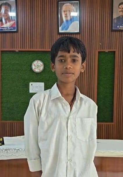 मुख्यमंत्री जन विश्वास अभियान से संवर रहीं जिंदगियां
------
जनसमस्याओं का हो रहा त्वरित निराकरण, मौके पर मिल रहा योजनाओं का लाभ
बड़वानी 21 अगस्त 2026/आम जनता की शिकायतों का त्वरित निराकरण सुनिश्चित करने, शासकीय योजनाओं के प्रभावी क्रियान्वयन की मॉनिटरिंग और लोक सेवाओं की समय-सीमा में प्रदायगी समीक्षा के उद्देश्य से मुख्यमंत्री जन विश्वास अभियान संचालित किया जा रहा है। इस अभियान का मुख्य ध्येय आमजन को पारदर्शी और गुणवत्तापूर्ण सेवाएं समयबद्ध तरीके से उपलब्ध कराना है।
बड़वानी जिले में अभियान के तहत आयोजित शिविरों और त्वरित प्रशासनिक कार्यवाहियों से आमजन को योजनाओं का सीधा लाभ मिल रहा है। वाली तहसील की बड़गाँव एव वझर दोनों क्लस्टरों को मिलाकर आयोजित शिविरों में कुल 1,167 आवेदन प्राप्त हुए, जिनमें से 90 प्रतिशत से अधिक का निराकरण सुनिश्चित किया गया, जबकि शेष आवेदनों पर समय-सीमा में कार्यवाही जारी है।
विभिन्न क्षेत्रों से सामने आईं सफलता की प्रमुख कहानियां-
1.दिव्यांग शिक्षा प्रोत्साहन योजना से संवरा अमित का भविष्य
ग्राम पंचायत फूलजवारी के निवासी मास्टर अमित खरते को अभियान के माध्यम से पारदर्शी और त्वरित प्रक्रिया के तहत श्दिव्यांग शिक्षा प्रोत्साहन सहायता योजनाश् की सहायता राशि स्वीकृत की गई है। इस आर्थिक सहायता के मिलने से अमित अपनी शिक्षा को बिना किसी वित्तीय बाधा के सुचारू रूप से जारी रख पाएंगे। इसके साथ ही, इस सहायता राशि का उपयोग वे अपने स्वास्थ्य और नियमित देखभाल के लिए भी बेहतर ढंग से कर सकेंगे।
2.झरी माता के रवीन्द्र को मिला आयुष्मान भारत योजना का संबल
निवाली तहसील के ग्राम झरीमाता में आयोजित जन विश्वास अभियान शिविर में स्थानीय निवासी श्री रवीन्द्र कनौजे ने अपना आयुष्मान कार्ड बनवाया। शिविर में मौजूद स्वास्थ्य विभाग और प्रशासनिक अमले ने तत्काल उनकी पात्रता की जांच कर मौके पर ही आयुष्मान कार्ड तैयार कर सौंपा। कार्ड प्राप्त होने पर खुशी जताते हुए श्री रवीन्द्र ने कहा कि इलाज के खर्च की चिंता अब दूर हो गई है। इस कार्ड के माध्यम से उनके परिवार को 5 लाख रुपये तक के निःशुल्क और गुणवत्तापूर्ण इलाज की सुरक्षा गारंटी प्राप्त हुई है।
3.खाद्यान्न समस्या का मौके पर ही ऑन-द-स्पॉट निराकरण
बड़वानी निवासी श्री मुकेश दसौंधी ने आवेदन प्रस्तुत कर अवगत कराया था कि उनके परिवार के 3 सदस्यों को खाद्यान्न का लाभ प्राप्त नहीं हो पा रहा है। मामले की संवेदनशीलता को देखते हुए नगर पालिका की टीम द्वारा तत्काल कार्यवाही की गई। निकाय अधिकारियों ने मौके पर ही आवेदक की पत्नी और दो बच्चों का विवरण खाद्यान्न पोर्टल पर पंजीकृत कर समस्या का ऑन-द-स्पॉट निराकरण किया, जिससे परिवार को खाद्यान्न सुरक्षा का अधिकार मिला।
मुख्यमंत्री जन विश्वास अभियान के माध्यम से बड़वानी जिले में अंतिम छोर के व्यक्ति तक शासकीय योजनाओं का सीधा और त्वरित लाभ पहुँचाने का क्रम निरंतर जारी है।