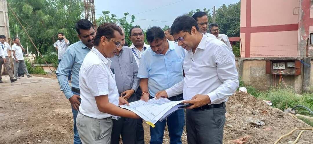 आयुष विभाग के प्रमुख सचिव श्री शोभित जैन ने किया निर्माणाधीन जिला आयुष चिकित्सालय का निरीक्षण
बड़वानी 21 अगस्त 2026/आयुष विभाग के प्रमुख सचिव श्री शोभित जैन ने शुक्रवार को जिले के दौरे के दौरान बड़वानी में निर्माणाधीन 30 बिस्तरीय जिला आयुष चिकित्सालय का निरीक्षण किया। इस दौरान कलेक्टर ने निर्माण ऐजेंसी पीआईयू के अधिकारियों को निर्देशित किया कि निर्माण कार्य में गुणवत्ता एवं समय सीमा का विशेष ध्यान रखा जाये। वर्तमान में भवन में फिनिशिंग के स्तर पर है, अतः फिनिशिंग में मानक के अनुसार गुणवत्तायुक्त सामग्री का उपयोग किया जाये। इस बात का विशेष ध्यान रखा जाये।
इस पर पीआईयू के अधिकारी ने बताया कि 674.83 लाख रुपये की लागत से शासकीय जिला आयुष चिकित्सालय का निर्माण किया जा रहा है। भवन का कार्य नवंबर 2026 तक पूर्ण होना प्रस्तावित है।
बालकुआं के आयुष्मान आरोग्य आयुष चिकित्सालय का किया निरीक्षण
जिले के दौरे पर आये आयुष विभाग के प्रमुख सचिव श्री शोभित जैन ने आयुष्मान आरोग्य मंदिर आयुष चिकित्सालय बालकुआं का भी निरीक्षण किया। इस दौरान उन्होने कहा कि आयुर्वेद ऋतुचर्या एवं दिनचर्या के सिद्धांत पर कार्य करता है। अतः स्वास्थ्य केन्द्र में आने वाले मरीजों को आयुर्वेद का महत्व बताते हुए ऋतुचर्या एवं दिनचर्या भी बताया जाये। साथ ही मरीजों को योग करने हेतु प्रेरित किया जाये।
निरीक्षण के दौरान बालकुआं की मेडिकल आफिसर डाॅ. बाली चौहान ने बताया कि उनके द्वारा मरीजों की विशेष काउंसलिंग कर उपचार किया जाता है। वे मरीजों को पंचकर्म की विभिन्न थैरेपी एवं आयुर्वेदिक दवाईयांे की मदद से उपचार करती है।
मरीज को बीमारी के हिसाब से सिखाये योग
निरीक्षण के दौरान प्रमुख सचिव श्री जैन ने संस्था के योग प्रशिक्षक को भी निर्देशित किया कि वे संस्था में योग करने आने वाले लोगों को उनकी बीमारी के हिसाब से आसन सिखाये। साथ ही संस्था में बनाये गये योग रजिस्टर में प्रतिदिन कितने लोग योग सिखते है, उनके नाम मोबाईल नंबर सहित दर्ज करे।
मरीजों से की चर्चा
निरीक्षण के दौरान प्रमुख सचिव श्री जैन ने एक मरीज से मोबाईल पर, तो दो मरीजों से समक्ष में चर्चा कर जाना कि वे किस बीमारी से पीड़ित है, तथा उन्होने उपचार कैसे पाया, उपचार के दौरान उन्हे किसी प्रकार की कोई परेशानी का सामना तो नही करना पड़ा।
इस पर समक्ष में उपस्थित दोनो मरीजों ने बताया कि मेडिकल ईलाज करवाकर वे थक चुके थे, तब उन्हे किसी ने आयुर्वेद के बारे में बताया। जब वे आयुष चिकित्सालय आये तो उनका पंचकर्म की थैरेपी के माध्यम से उपचार किया गया। डाॅक्टर द्वारा दवाईयां एवं परहेज के बारे में विशेष रूप से बताया गया उसे अपनाकर आज वे पूरी तरह से स्वस्थ्य हो गये है।
निरीक्षण के दौरान जिला पंचायत सीईओ सुश्री काजल जावला, डिप्टी कलेक्टर श्री शक्तिसिंग चैहान, प्रभारी जिला आयुष अधिकारी डाॅ. निलेश मोरे, आयुष विभाग के चिकित्सक डाॅ. एचएस तोमर, डाॅ. थानसिंग मेहता, डाॅ. बाली चौहान उपस्थित थे।
Department of Ayush, Madhya Pradesh
#JansamparkMP
#Badwani