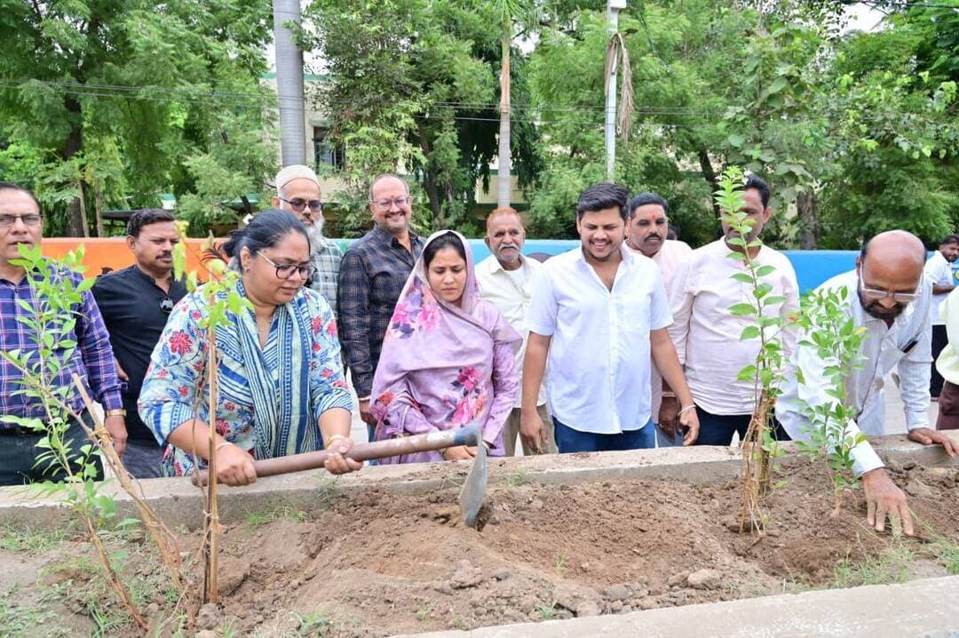 अमृत हरित महाअभियान के अंतर्गत कारंजा चौराहा से पुलिस वेलफेयर पेट्रोल पंप तक 3000 पौधों का वृहद पौधरोपण
बड़वानी 21 अगस्त 2026/नगर पालिका परिषद बड़वानी द्वारा अमृत हरित महाअभियान के अंतर्गत कारंजा चैराहा से अंजड़ नाका तक नवनिर्मित डिवाइडर पर वृहद पौधरोपण कार्यक्रम आयोजित किया गया। पर्यावरण संरक्षण, हरियाली संवर्धन एवं नगर को स्वच्छ एवं सुंदर बनाने के उद्देश्य से आयोजित इस कार्यक्रम में कुल 3000 पौधों का रोपण किया गया।
कार्यक्रम में जिला पंचायत अध्यक्ष श्री बलवंत सिंह पटेल, नगर पालिका अध्यक्ष श्रीमती अश्विनी चौहान, नगर पालिका उपाध्यक्ष श्री सुभाष भावसार, श्री निक्कू चौहान, समस्त पार्षदगण, समस्त एल्डरमैन एवं मुख्य नगर पालिका अधिकारी श्रीमती सोनाली शर्मा सहित जनप्रतिनिधियों एवं नगर पालिका के अधिकारियों-कर्मचारियों ने सहभागिता की।
पौधरोपण कार्यक्रम में शा. उत्कृृृष्ट विद्यालय क्रमांक-01 बड़वानी, वैष्णवी एमिनेंट विद्यालय बड़वानी तथा चाणक्य प्।ै अकादमी बड़वानी के छात्र-छात्राओं ने उत्साहपूर्वक सहभागिता की। साथ ही एयू बैंक बड़वानी के कर्मचारियों ने भी पौधरोपण में सक्रिय भागीदारी निभाई।
इस अवसर पर जनप्रतिनिधियों एवं उपस्थित नागरिकों ने अधिक से अधिक पौधे लगाने तथा लगाए गए पौधों की नियमित देखभाल एवं संरक्षण का संकल्प लिया। नवनिर्मित डिवाइडर पर लगाए गए पौधे आने वाले समय में नगर की सुंदरता बढ़ाने के साथ-साथ पर्यावरण संरक्षण और हरित क्षेत्र के विस्तार में महत्वपूर्ण योगदान देंगे।
नगर पालिका परिषद बड़वानी द्वारा नागरिकों से भी अपील की गई कि वे अमृत हरित महाअभियान से जुड़कर पौधरोपण करें तथा रोपित पौधों के संरक्षण एवं संवर्धन में अपनी सक्रिय सहभागिता सुनिश्चित करें।