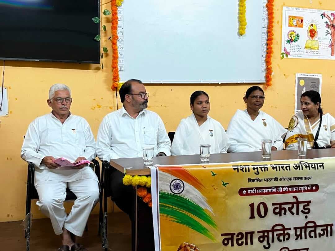 शासकीय पॉलीटेक्निक महाविद्यालय छिंदवाड़ा में नशामुक्त भारत अभियान पर सेमिनार आयोजित
===========================================================
प्रदेश को नशामुक्त बनाने के उद्देश्य से मध्यप्रदेश शासन द्वारा चलाए जा रहे “नशे से दूरी, है ज़रूरी 2.0” अभियान के अंतर्गत गत दिवस इंदिरा गांधी शासकीय पॉलीटेक्निक महाविद्यालय छिंदवाड़ा में “नशामुक्त भारत अभियान - विकसित भारत की ओर सशक्त कदम” विषय पर सेमिनार आयोजित किया गया।
आयुक्त तकनीकी शिक्षा श्री अवधेश शर्मा के निर्देश तथा संस्था के प्राचार्य डॉ. आलोक कुमार यादव के मार्गदर्शन में आयोजित कार्यक्रम में विद्यार्थियों को नशे के दुष्प्रभावों और उससे बचाव के उपायों की जानकारी दी गई। कार्यक्रम में मुख्य अतिथि सुश्री गणेशी एवं ब्रह्माकुमारी ईश्वरीय विश्वविद्यालय से सुश्री शक्ति प्रजापति ने विद्यार्थियों को नशे से दूर रहने के लिए प्रेरित किया।
इस अवसर पर सीएसई विभागाध्यक्ष श्री राकेश कुमार कावरे, एमओएम विभागाध्यक्ष श्रीमती नीलम खासकमल, संस्था के समस्त स्टाफ एवं बड़ी संख्या में विद्यार्थी उपस्थित थे।
सुश्री गणेशी ने अपने उद्बोधन में कहा कि नशा केवल व्यक्ति के स्वास्थ्य को ही नहीं, बल्कि उसके परिवार, समाज और भविष्य को भी प्रभावित करता है। विद्यार्थियों को जागरूक करते हुए प्राचार्य डॉ. आलोक कुमार यादव ने कहा कि, “यदि आपका कोई साथी नशे का आदी है, तो उससे दूरी बनाने के बजाय उसे नशामुक्त जीवन की ओर प्रेरित करें।” उन्होंने विद्यार्थियों से अपील की कि वे स्वयं नशे से दूर रहें और अपने मित्रों, परिवार तथा समाज में भी नशामुक्ति का संदेश पहुंचाएं।
“नशे को ना, सपनों को हां - युवाओं के हाथों में विकसित भारत की कमान।”
“नशे से दूरी, सफलता से नजदीकी - यही युवा शक्ति की सही पहचान।”
“एक युवा नशे से बचेगा, एक परिवार बचेगा; युवा जागेगा तो भारत आगे बढ़ेगा।”