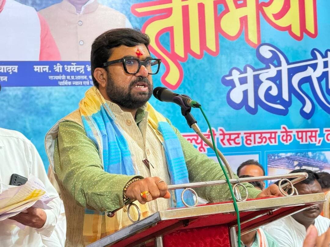 ग्रामीण पर्यटन को बढ़ावा देगा तामिया सावन महोत्सव : सांसद श्री साहू
रिमझिम फुहारों और कोहरे के बीच पर्यटकों में जबरदस्त उत्साह
सावन के झूले बने आकर्षण का केंद्र, महाराष्ट्र-कर्नाटक सहित प्रदेश के अन्य नगरों से आए पर्यटक
=============================================================
तामिया का सावन महोत्सव ग्रामीण पर्यटन को बढ़ावा देने में मील का पत्थर साबित होगा। सावन के महीने में यहां का बेहतरीन मौसम पर्यटकों को आकर्षित करता है और होम स्टे देश-विदेश के लोगों को भा रहे हैं। छिंदवाड़ा के अन्य ग्रामों में भी होम स्टे विकसित किए जाएंगे, जिससे ग्रामीण स्वरोजगार को नया आयाम मिल सके। उक्ताशय के विचार सांसद श्री विवेक बंटी साहू ने तामिया सावन महोत्सव के शुभारंभ अवसर पर व्यक्त किए।
मध्यप्रदेश टूरिज्म बोर्ड व जिला प्रशासन के सहयोग से आयोजित कार्यक्रम में डायरेक्टर श्री डी.पी. सिंग, जुन्नारदेव एसडीएम सुश्री राजनंदनी ठाकुर, तामिया जनपद अध्यक्ष श्री तुलसा परतेती सहित अन्य गणमान्य जनप्रतिनिधियों के साथ अधिकारी-कर्मचारी उपस्थित थे।
समारोह को संबोधित करते हुए म.प्र. टूरिज्म बोर्ड के डायरेक्टर श्री डी.पी. सिंग ने छिंदवाड़ा में चल रहे होम स्टे की विस्तृत जानकारी दी। उन्होंने कहा कि जिला प्रशासन के सहयोग से पर्यटन ग्रामों में बेहतरीन एक्टिविटी की जा रही है। जिले में वर्तमान में 57 होम स्टे चल रहे हैं और करीब 100 होम स्टे बनने हैं। बाकी होम स्टे भी जल्द पूरे किए जाएंगे।
जिला पुरातत्व, पर्यटन एवं संस्कृति परिषद के माध्यम से हो रहे तामिया सावन महोत्सव में पर्यटकों के लिए सावन के झूले लगाए गए हैं, जो पर्यटकों को भा रहे हैं। आदिवासी आर्ट, हस्तशिल्प, हथकरघा की वस्तुओं की बिक्री भी यहां हो रही है। पर्यटन ग्राम सावरवानी का शुद्ध देसी घी और पर्यटन ग्राम चोपना का स्वादिष्ट मावा भी बिक्री के लिए उपलब्ध है।
आदिवासी धुन पर झूमे सांसद - तामिया सावन महोत्सव में पहुंचे सांसद श्री साहू यहां कार्यक्रम में बेहद अभिभूत दिखे। यहां उन्हें गोंड आर्ट की पेंटिंग भेंट की गई। उन्होंने पर्यटन ग्राम घटलिंगा से आए नृत्य दल के साथ ढोल लेकर डांस किया। महोत्सव में उन्होंने महुए की पुड़ी, समा की खीर और बरबटी की दाल के बड़े का स्वाद लिया।