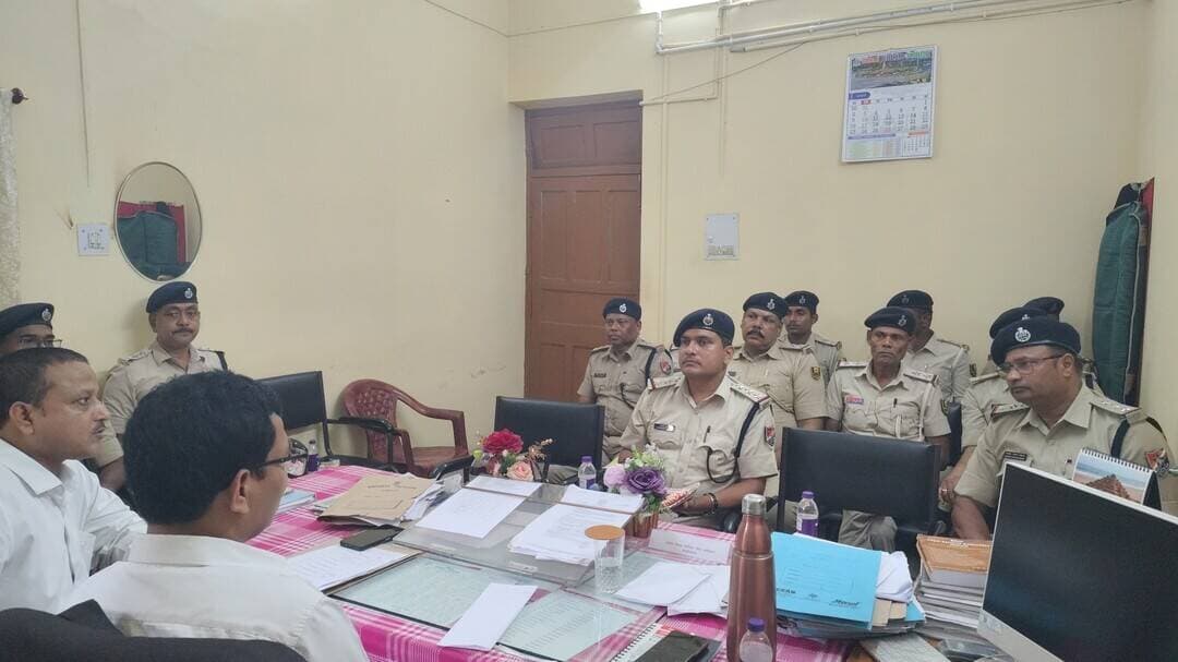 मेडिएशन फॉर नेशन 3.0 को लेकर बैठक, अधिक से अधिक वादों को मध्यस्थता केंद्र भेजने पर जोर
लखीसराय। नालसा एवं बालसा के निर्देशानुसार मेडिएशन फॉर नेशन 3.0 ड्राइव को सफल बनाने को लेकर जिला विधिक सेवा प्राधिकार, लखीसराय की ओर से मुख्य न्यायिक दंडाधिकारी के प्रकोष्ठ में बैठक आयोजित की गई। बैठक की अध्यक्षता मुख्य न्यायिक दंडाधिकारी आशीष कुमार अग्निहोत्री ने की।
बैठक में वादों की पहचान, संबंधित पक्षों को नोटिस देने तथा मध्यस्थता के प्रति लोगों को जागरूक करने पर चर्चा हुई। अधिक से अधिक ऐसे वादों को चिन्हित कर मध्यस्थता केंद्र भेजने पर सहमति बनी, जिनमें समझौते की संभावना है।
वहीं, 12 सितंबर को आयोजित होने वाली राष्ट्रीय लोक अदालत की तैयारियों एवं अब तक हुई प्रगति की भी समीक्षा की गई। अधिक से अधिक मामलों के निस्तारण पर जोर दिया गया।
इसके अलावा जिला विधिक सेवा प्राधिकार के सचिव के प्रकोष्ठ में रेलवे अधिकारियों के साथ भी बैठक हुई। इसमें अपर मुख्य न्यायिक दंडाधिकारी रेलवे, लखीसराय कुंदन कुमार गुप्ता सहित रेलवे के अधिकारी मौजूद रहे। राष्ट्रीय लोक अदालत में अधिक से अधिक लोगों की भागीदारी सुनिश्चित करने के लिए व्यापक प्रचार-प्रसार करने का निर्देश दिया गया।